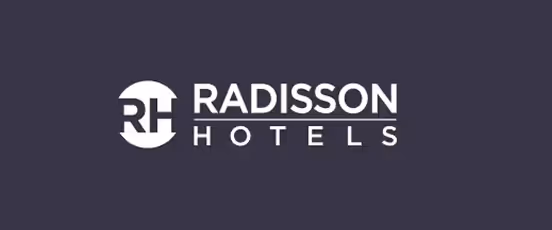 Logo von Radisson Hotels mit den Buchstaben RH in einem Kreis links und dem Text Radisson Hotels rechts.