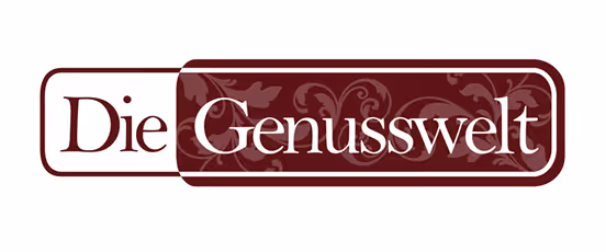Logo mit dem Schriftzug Die Genusswelt in weißer Schrift auf einem dunkelroten Hintergrund mit floralen Mustern.