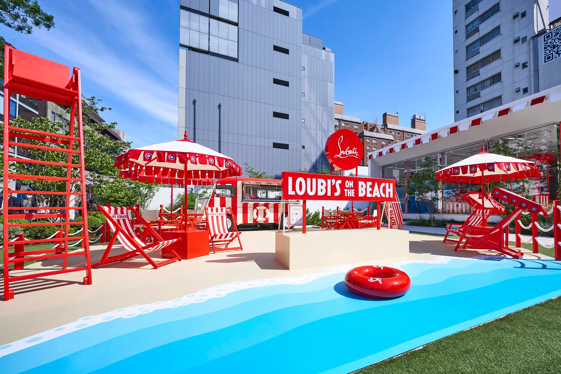 Christian Louboutin dévoile son pop-up “Loubi’s on the Beach” au Japon
