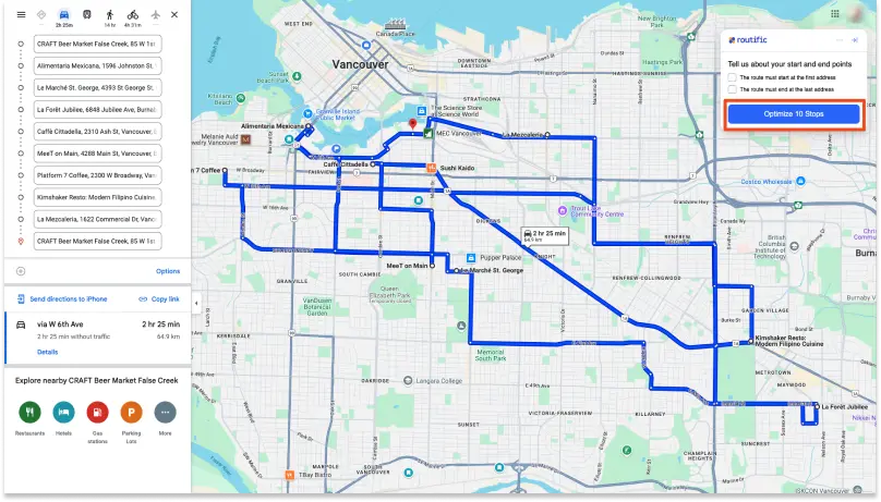 Captura de pantalla que muestra una página de Google Maps, con una ruta enredada de 10 paradas. El panel de extensión de Chrome de Routific muestra un botón que dice "Optimize 10 stops".