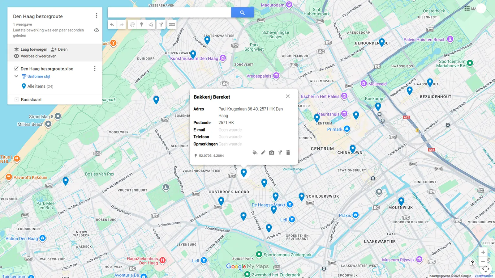 Screenshot van de informatiekaart die verschijnt wanneer je op een plaatsmarkering in Google My Maps klikt, met alle gegevens die uit de spreadsheet zijn geïmporteerd.