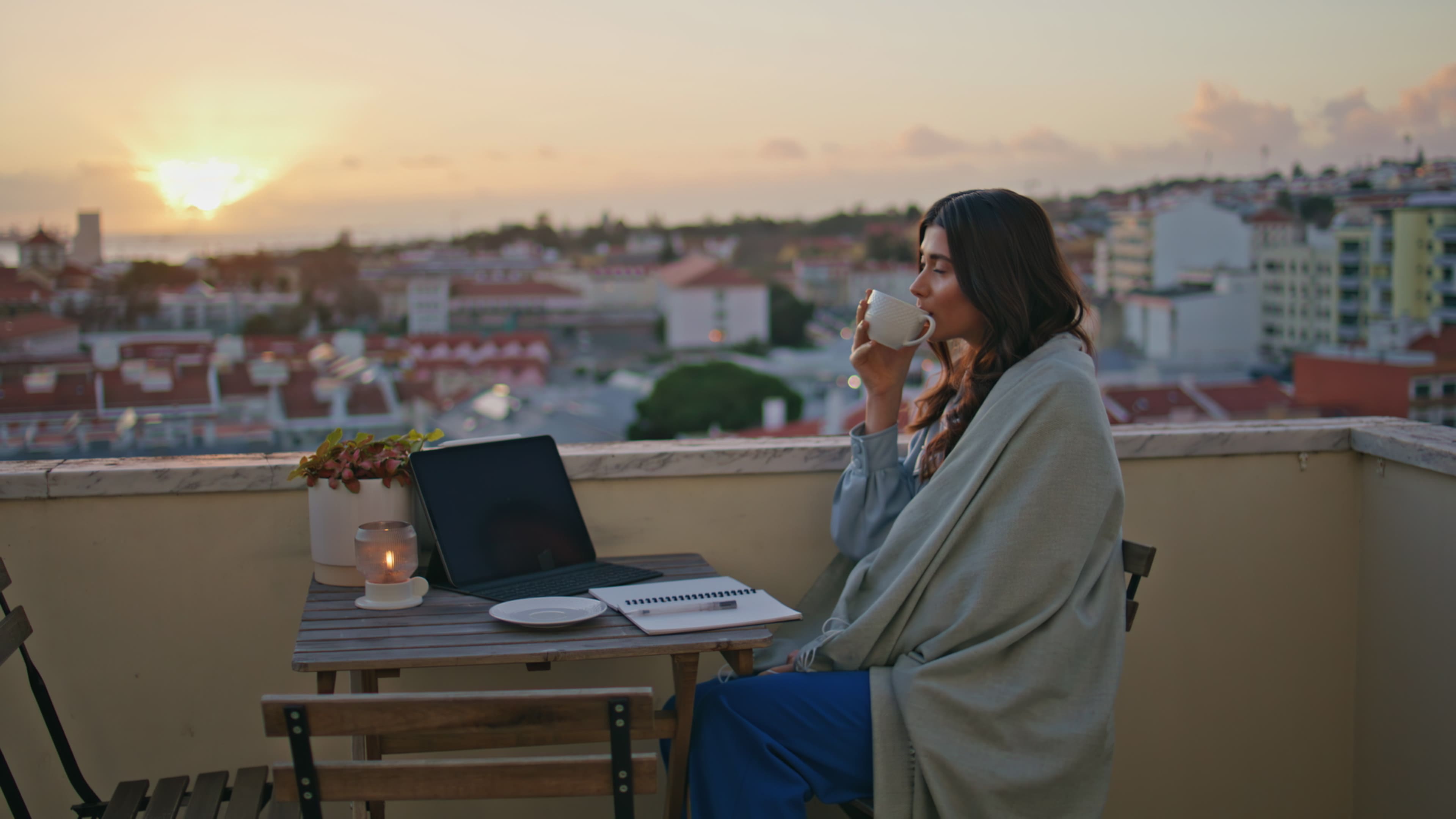 Discover how home-based work trips let you work from anywhere. Tips, tools, and the Coolpo Ignite Headset for a productive, travel-filled lifestyle. 
