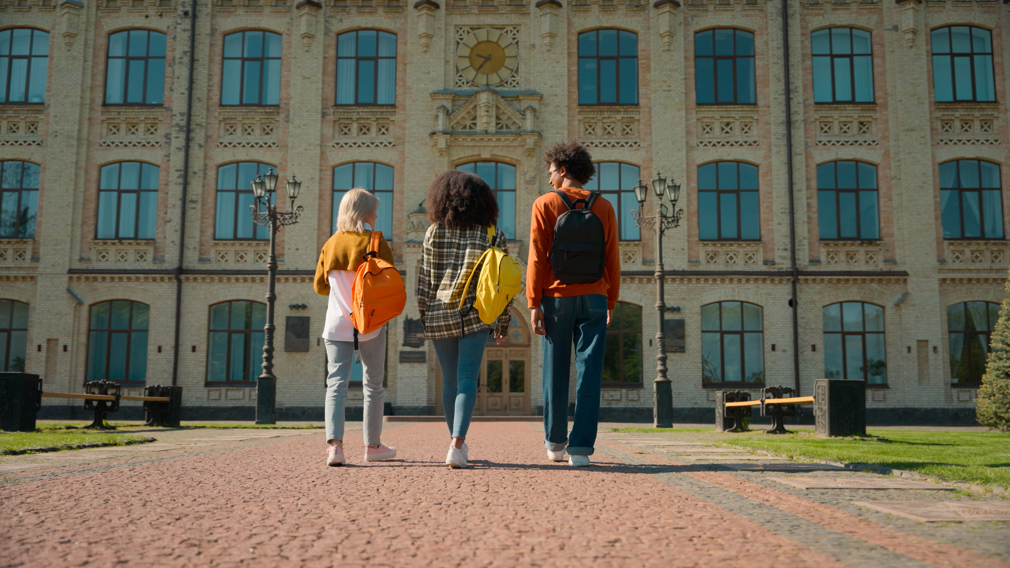 Discover how hybrid schooling defines Back-to-School 2025—AI, digital tools, and flexible models that make learning more connected and future-ready.