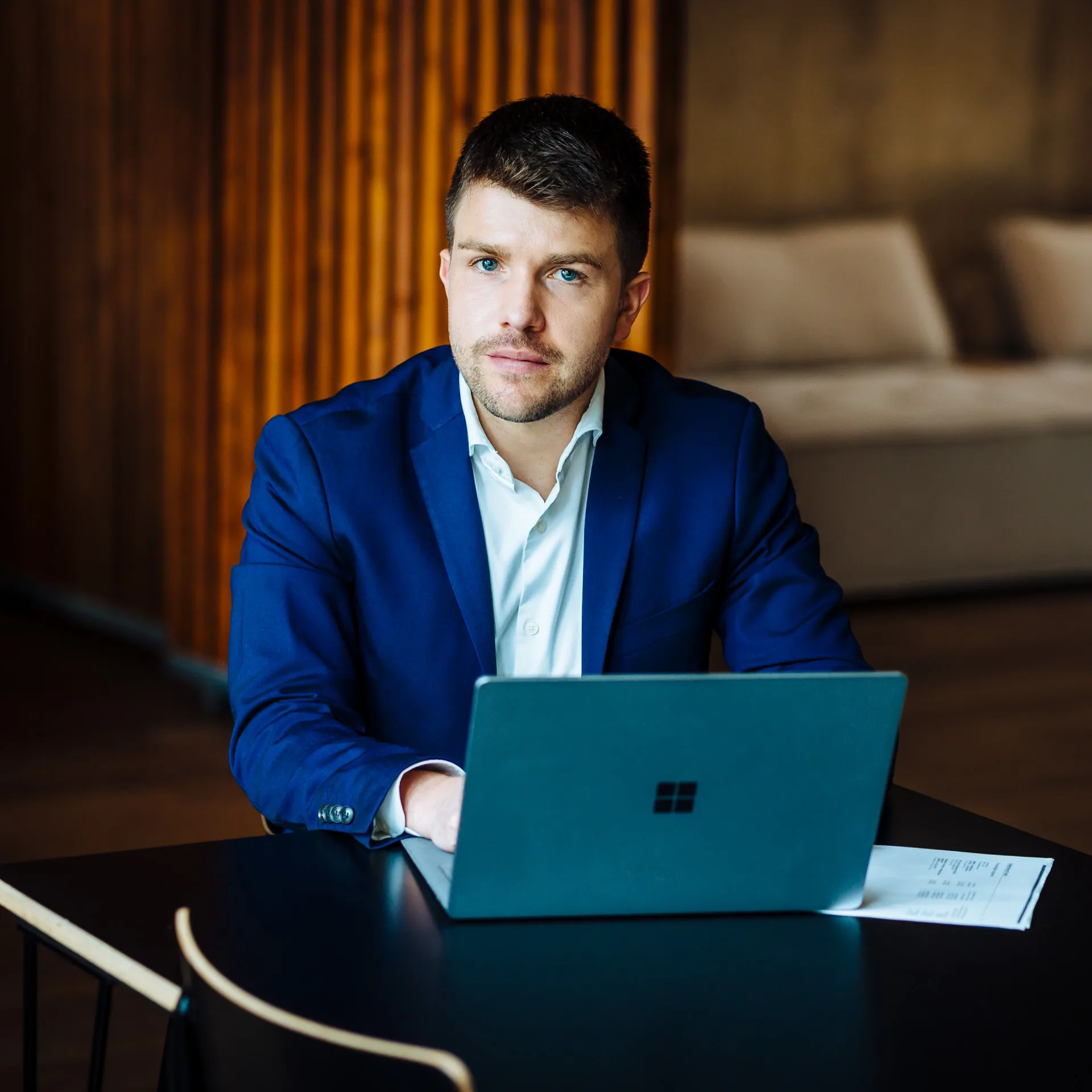 Businessportrait Frau Glaswand Firmenportrait Mitarbeiter Kommunikation 