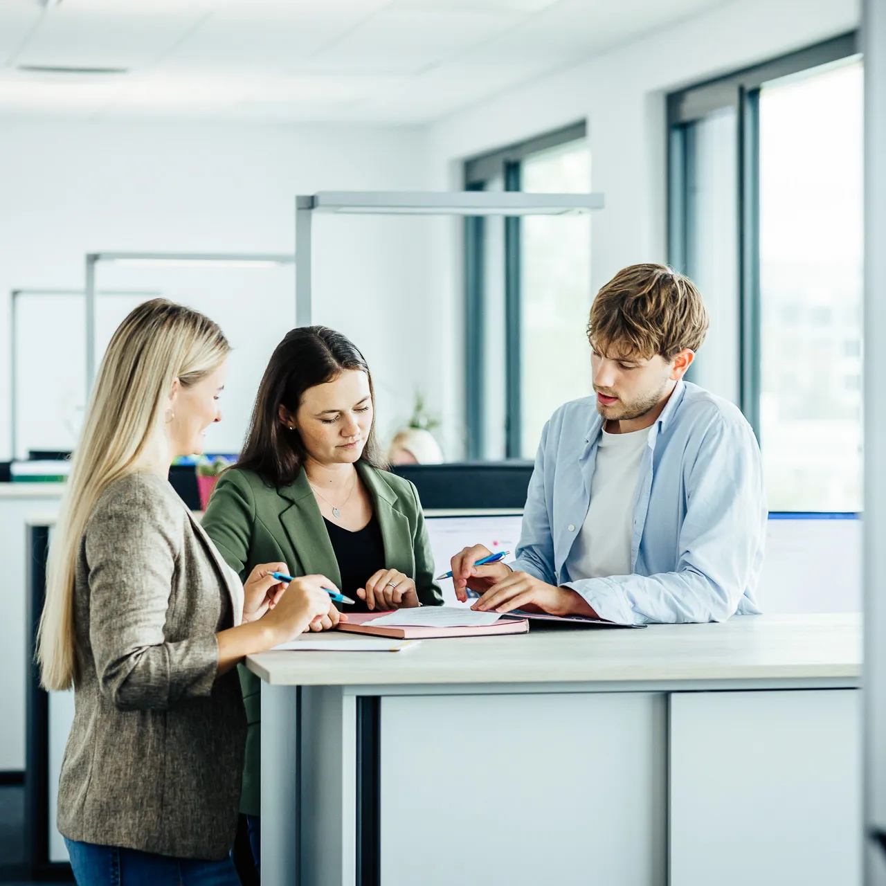 Gruppenportrait Hell Businessportrait Firmenportrait Mitarbeiter Kommunikation 