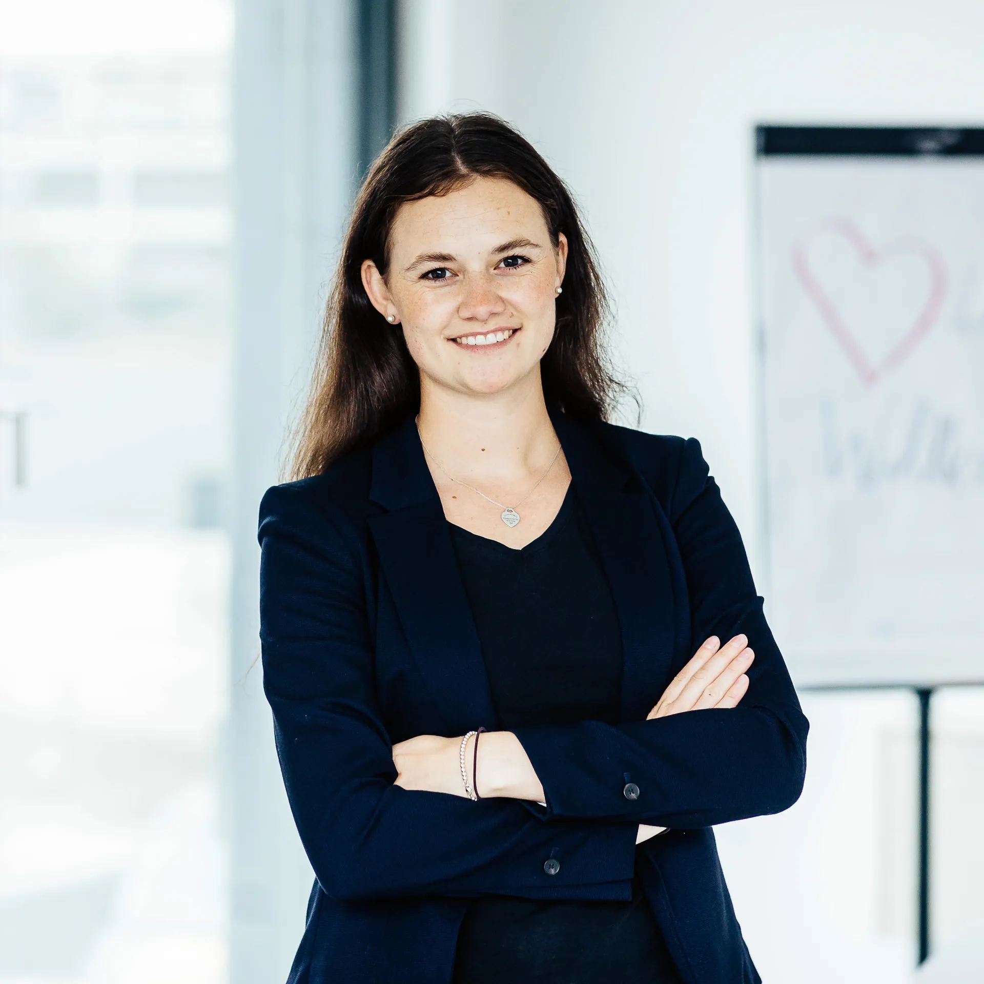 CORPORATE FOTOGRAFIE Mitarbeiter Portrait phone Businessportrait Firmenportrait Mitarbeiter Kommunikation  Macbook Laptop Spiegelung