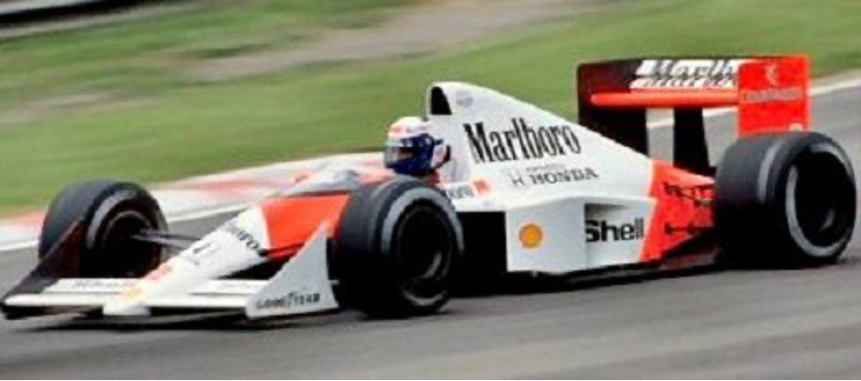 Il est des GP de Formule 1 qui n’ont, à priori, aucune raison de laisser une trace marquante dans l’histoire de l’automobile. Parfois, cependant le destin s’en mêle et ce qui ne devait être qu’une enième manche du championnat du monde devient un jalon important dans la petite histoire des GP. C’est le cas pour celui du Mexique 1965. Dernière manche de la saison, titre déjà joué, personne ne pouvait imaginer qu’il verrait la première victoire d’Honda au championnat du monde F1 ainsi que la première et unique victoire d’un pilote méconnu, mais attachant : Richie Ginther.