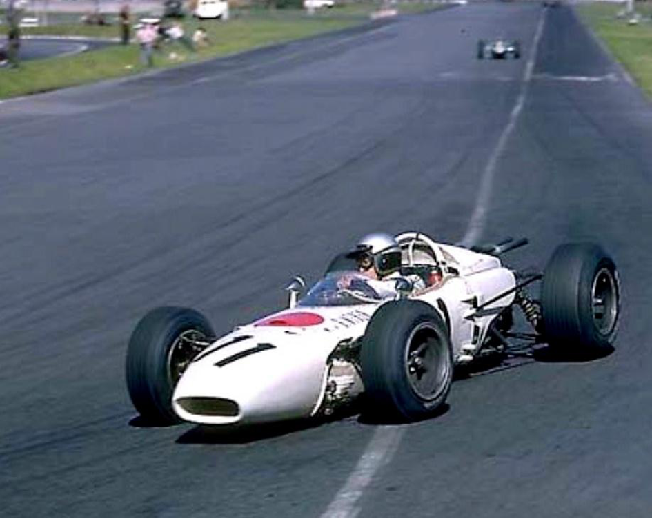 Il est des GP de Formule 1 qui n’ont, à priori, aucune raison de laisser une trace marquante dans l’histoire de l’automobile. Parfois, cependant le destin s’en mêle et ce qui ne devait être qu’une enième manche du championnat du monde devient un jalon important dans la petite histoire des GP. C’est le cas pour celui du Mexique 1965. Dernière manche de la saison, titre déjà joué, personne ne pouvait imaginer qu’il verrait la première victoire d’Honda au championnat du monde F1 ainsi que la première et unique victoire d’un pilote méconnu, mais attachant : Richie Ginther.