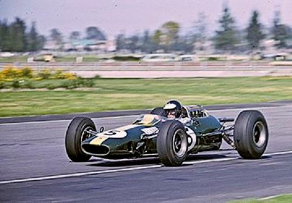 Il est des GP de Formule 1 qui n’ont, à priori, aucune raison de laisser une trace marquante dans l’histoire de l’automobile. Parfois, cependant le destin s’en mêle et ce qui ne devait être qu’une enième manche du championnat du monde devient un jalon important dans la petite histoire des GP. C’est le cas pour celui du Mexique 1965. Dernière manche de la saison, titre déjà joué, personne ne pouvait imaginer qu’il verrait la première victoire d’Honda au championnat du monde F1 ainsi que la première et unique victoire d’un pilote méconnu, mais attachant : Richie Ginther.