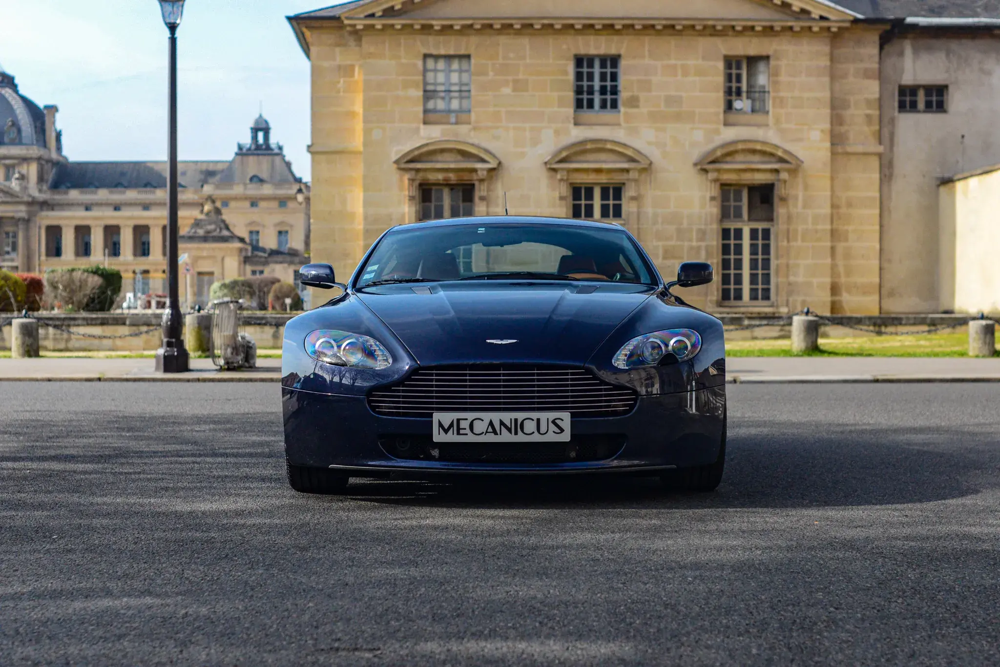 Aston Martin V8 Vantage Bleue Mecanicus Paris