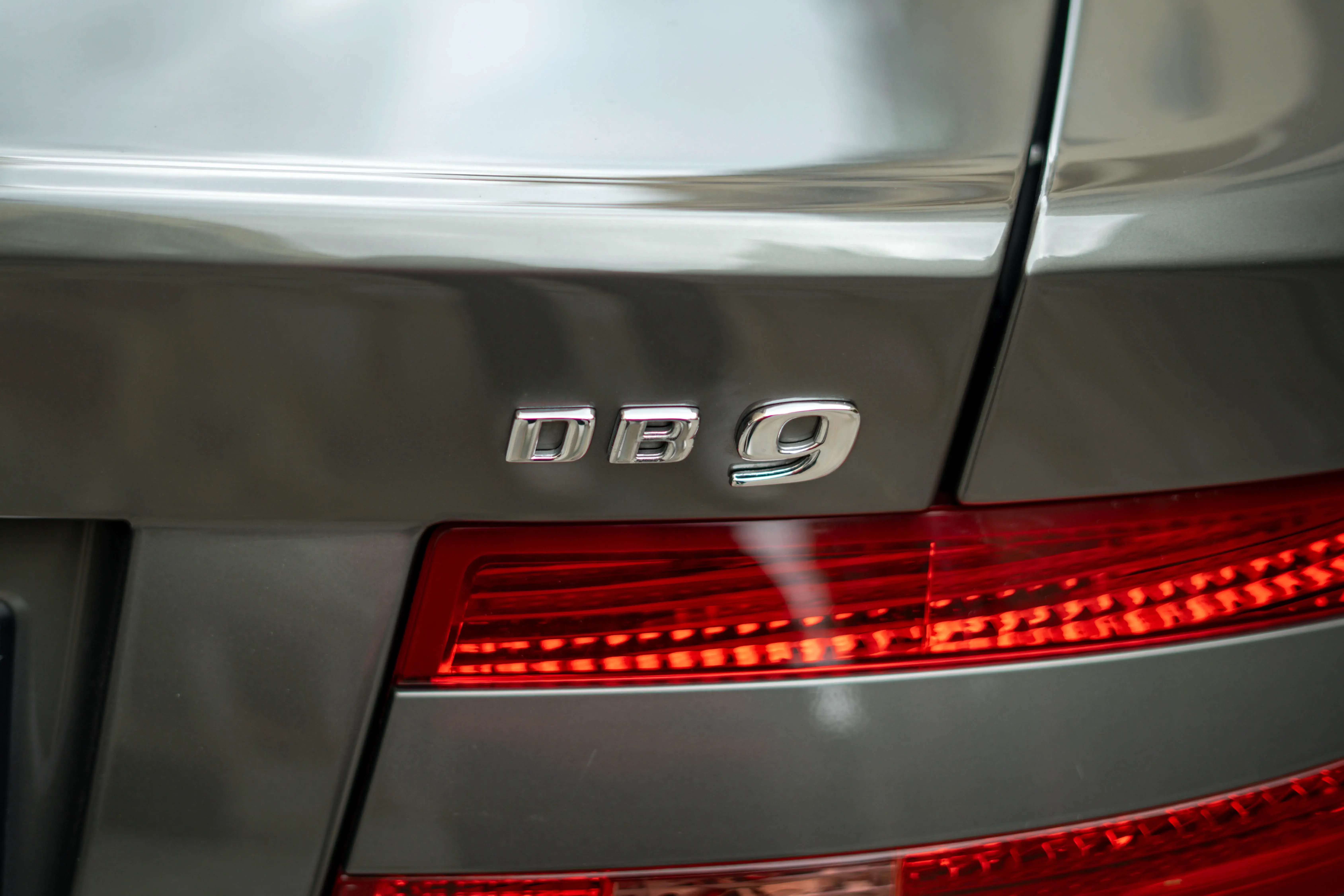 Sigle Aston Martin DB9 Mercury Silver Mecanicus Paris