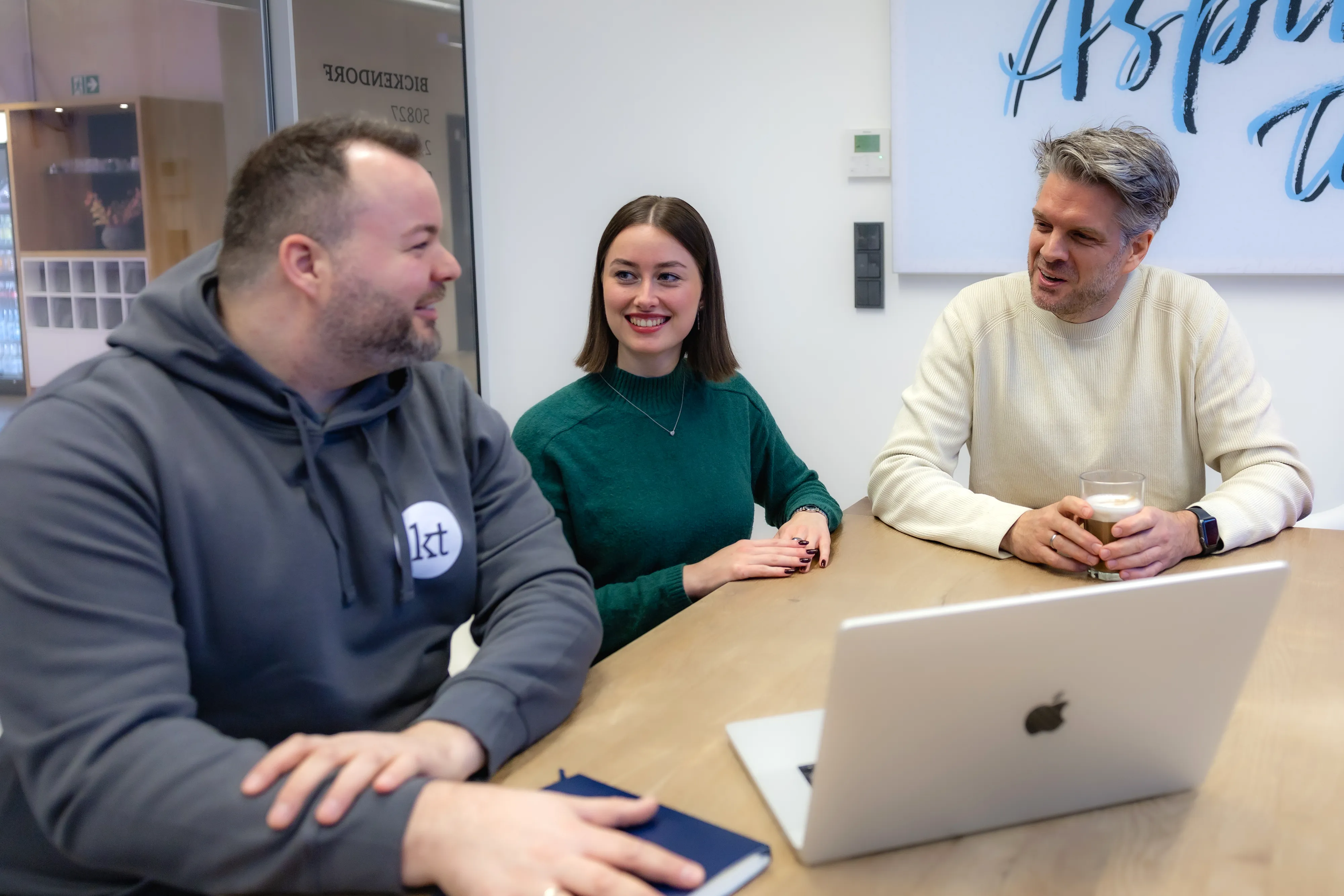 Mitarbeitende besprechen B2B- bzw. B2C-Strategien im digitalen Autohandel