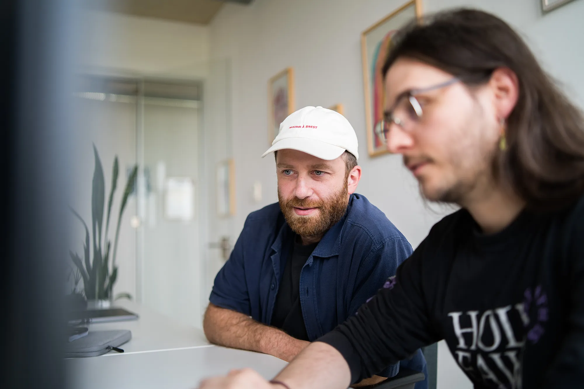 Zwei Mitarbeitende unterhalten sich über Mobile Commerce.