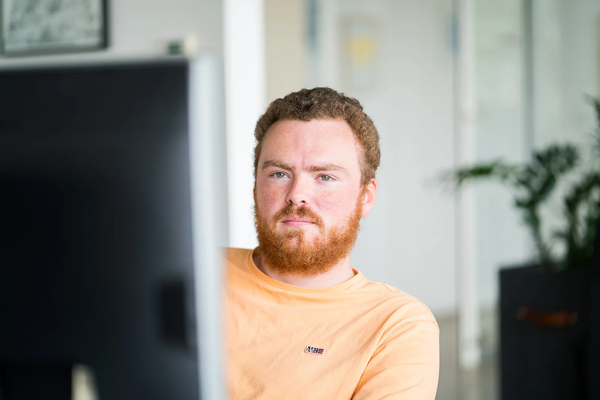 Mitarbeitender beschäftigt sich am Arbeitsplatz mit EU-Hosting.