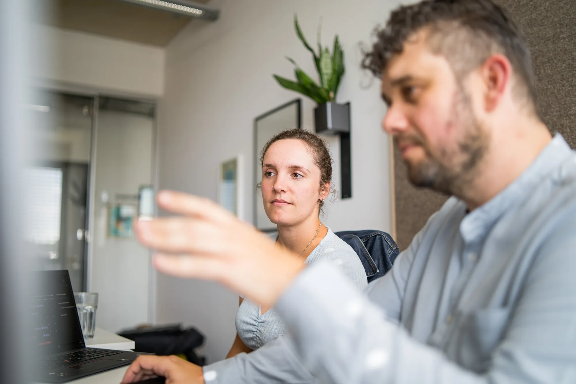 Zwei Mitarbeitende unterhalten sich über strukturierte Produktdaten.