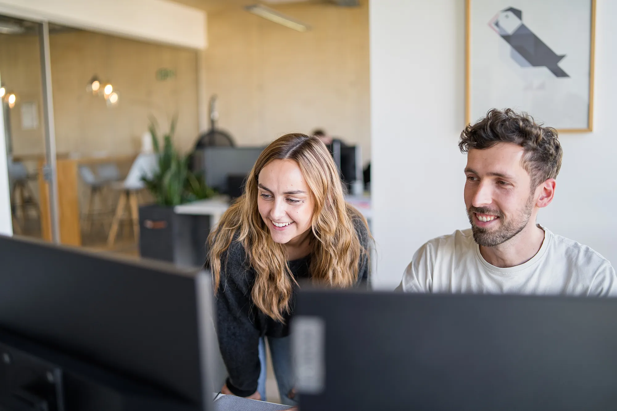 Zwei Teammitglieder von kernpunkt optimieren ein E-Commerce-Projekt auf Basis von commercetools für Agentic Commerce.