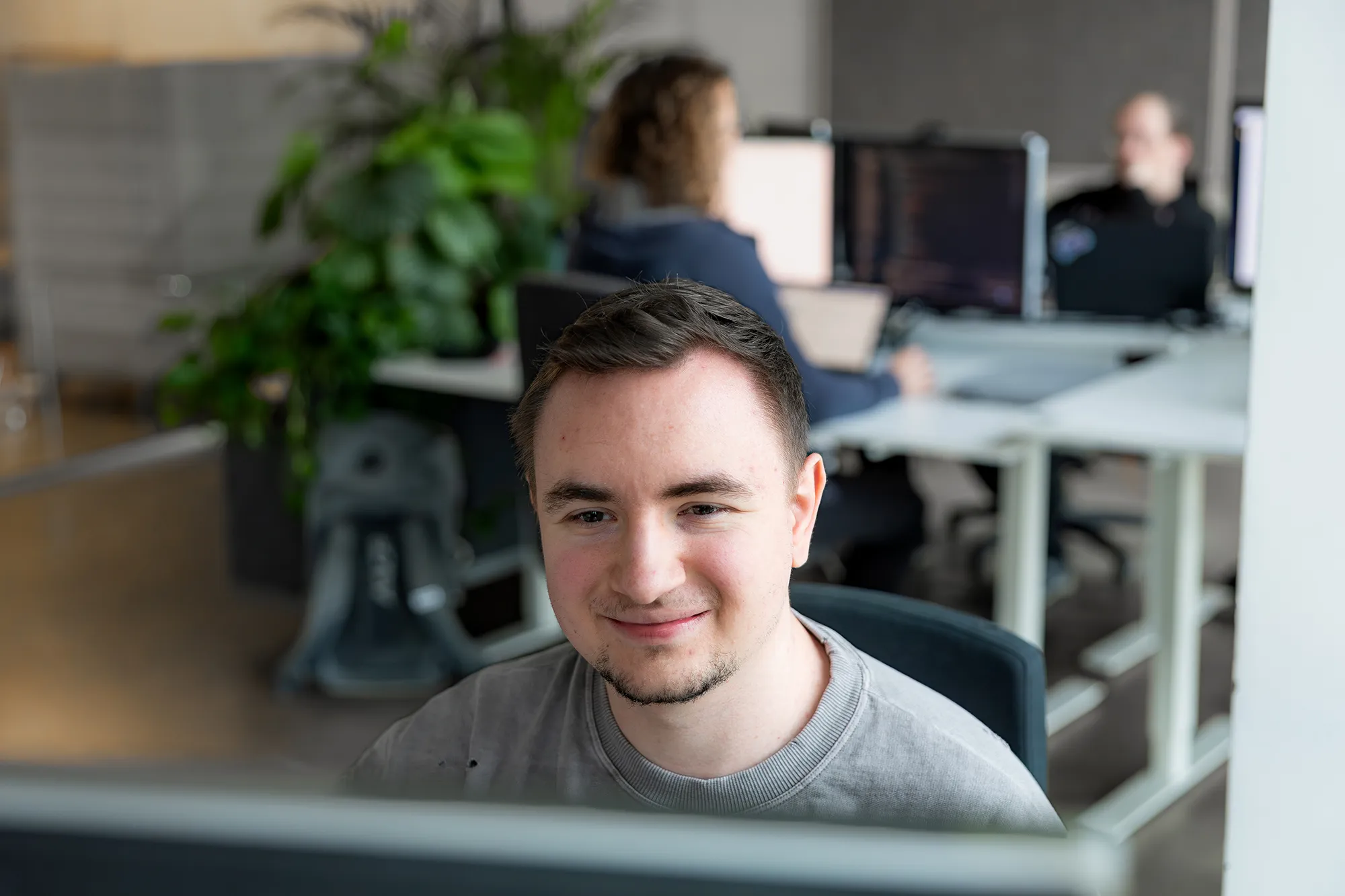 Mitarbeiter schaut auf den Bildschirm