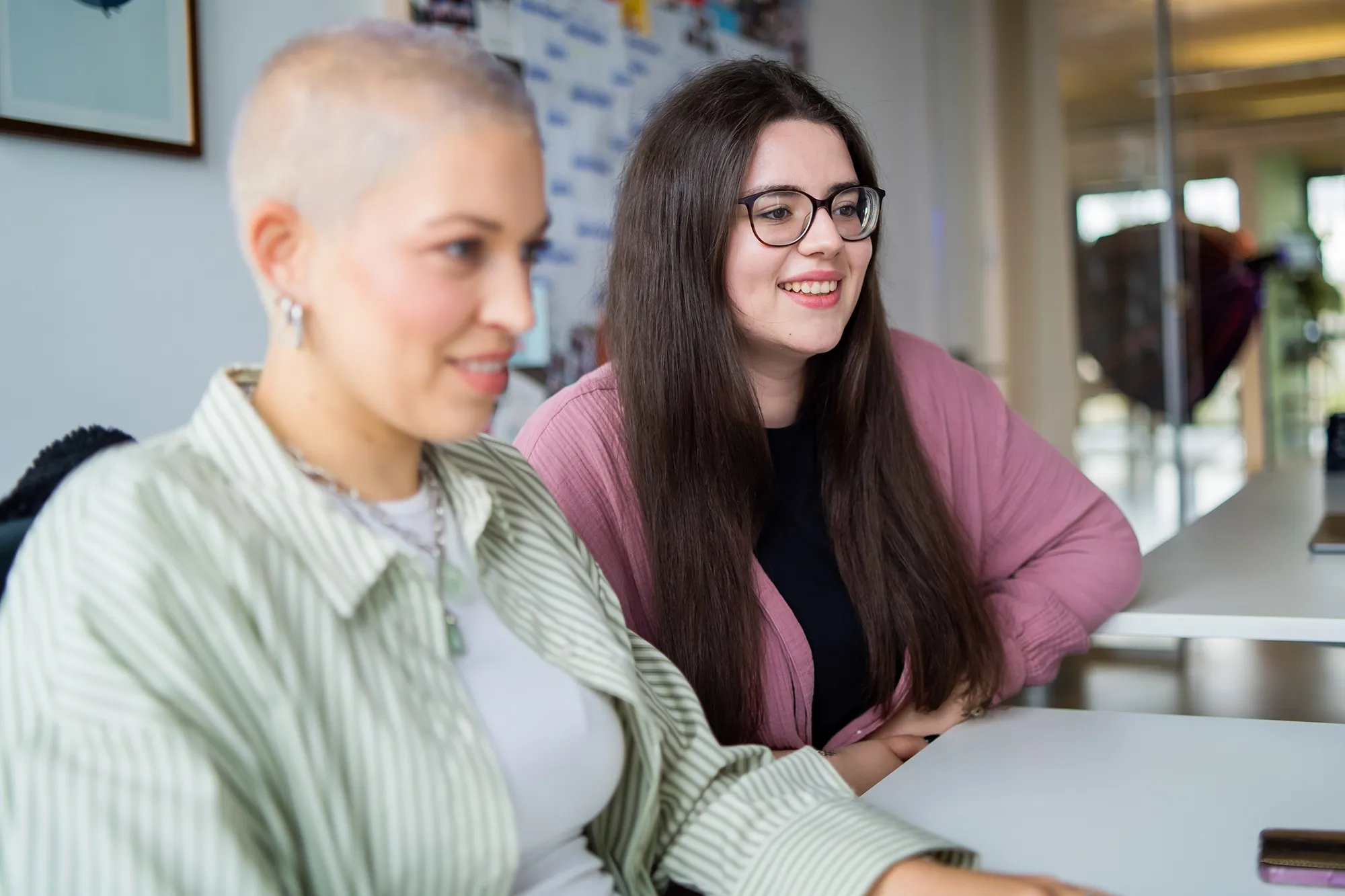 Zwei Mitarbeitende informieren sich über B2X-Commerce.