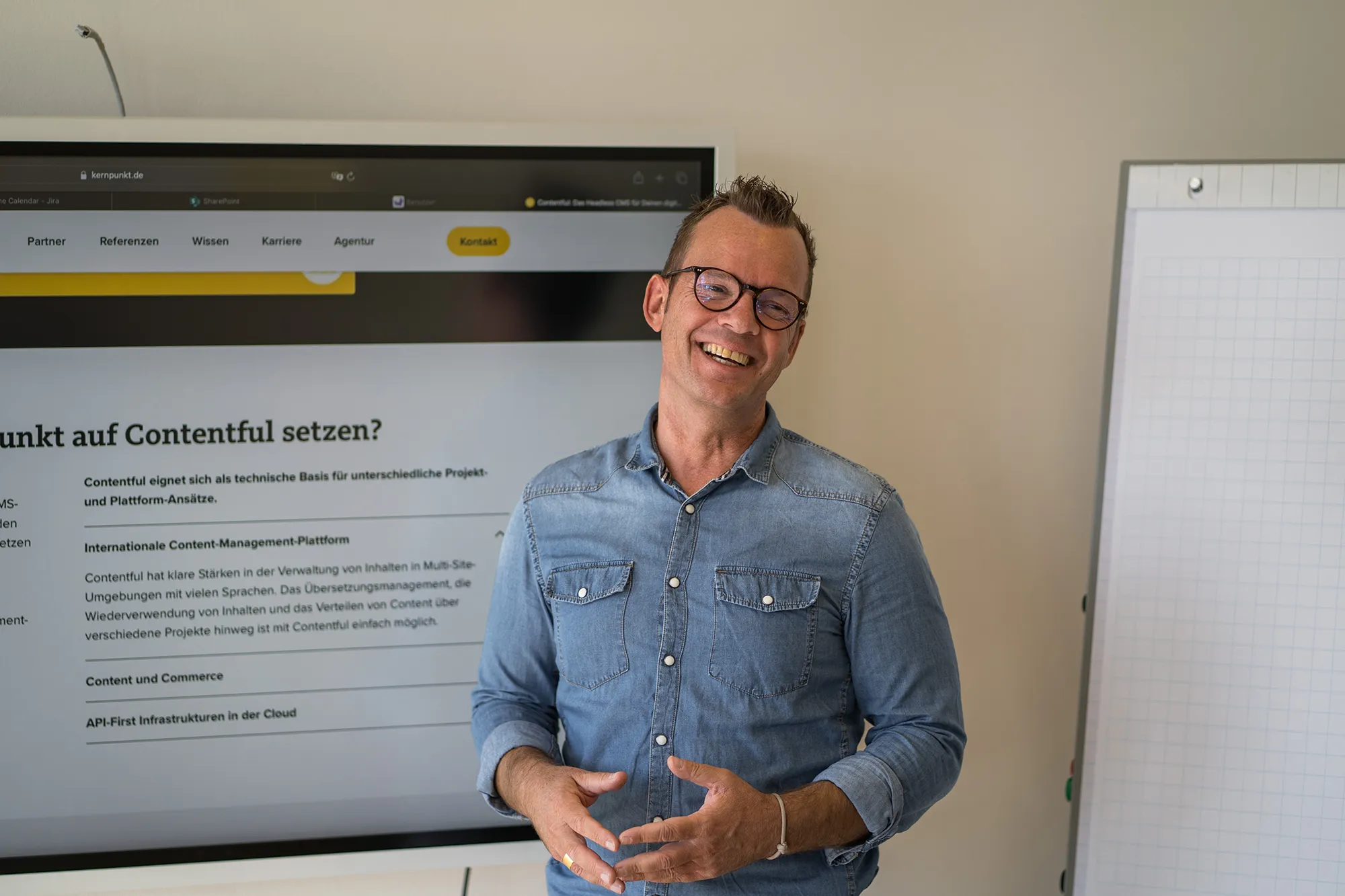 Mitarbeitender hält eine Präsentation.