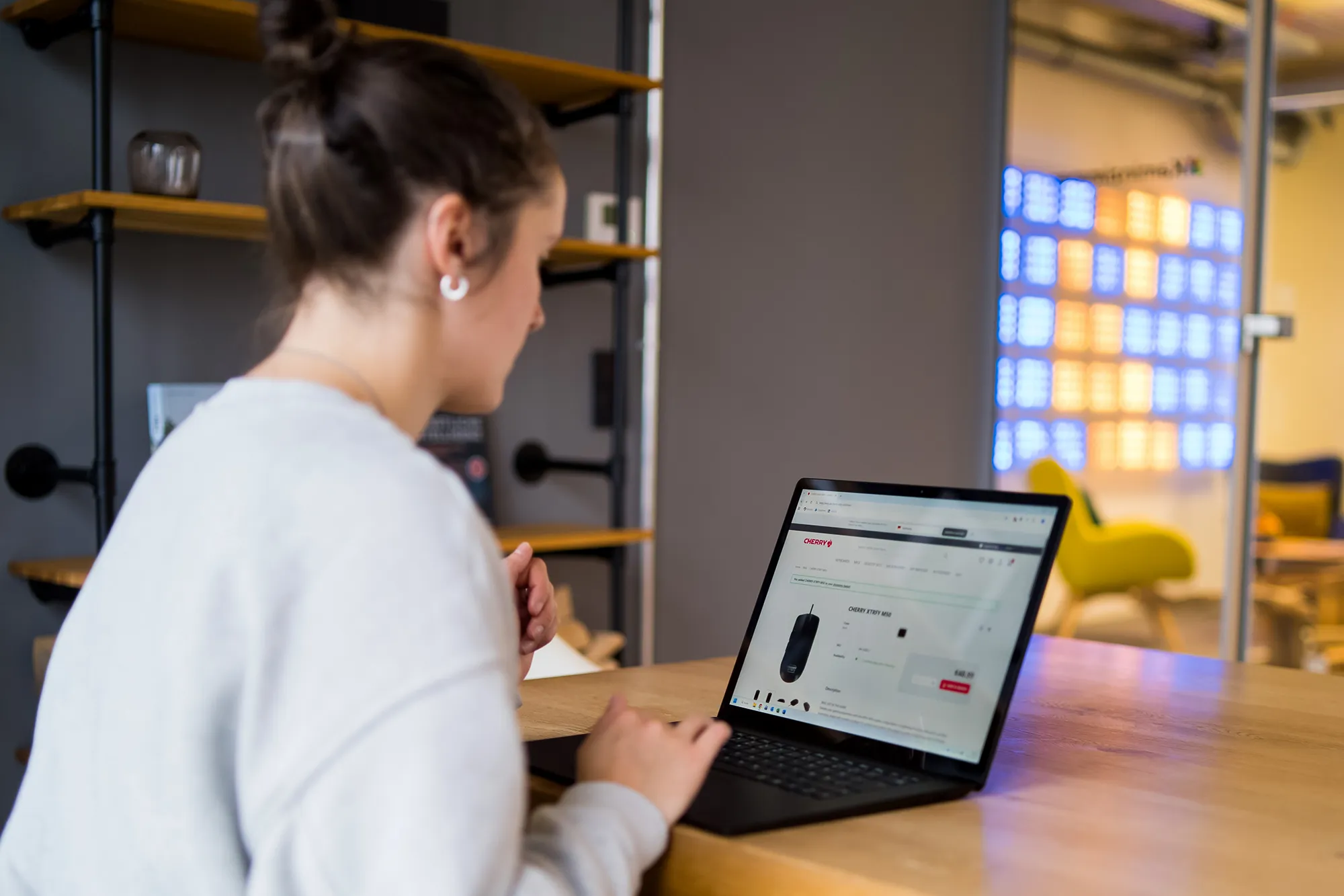 Person bestellt PC-Maus im Online-Shop.