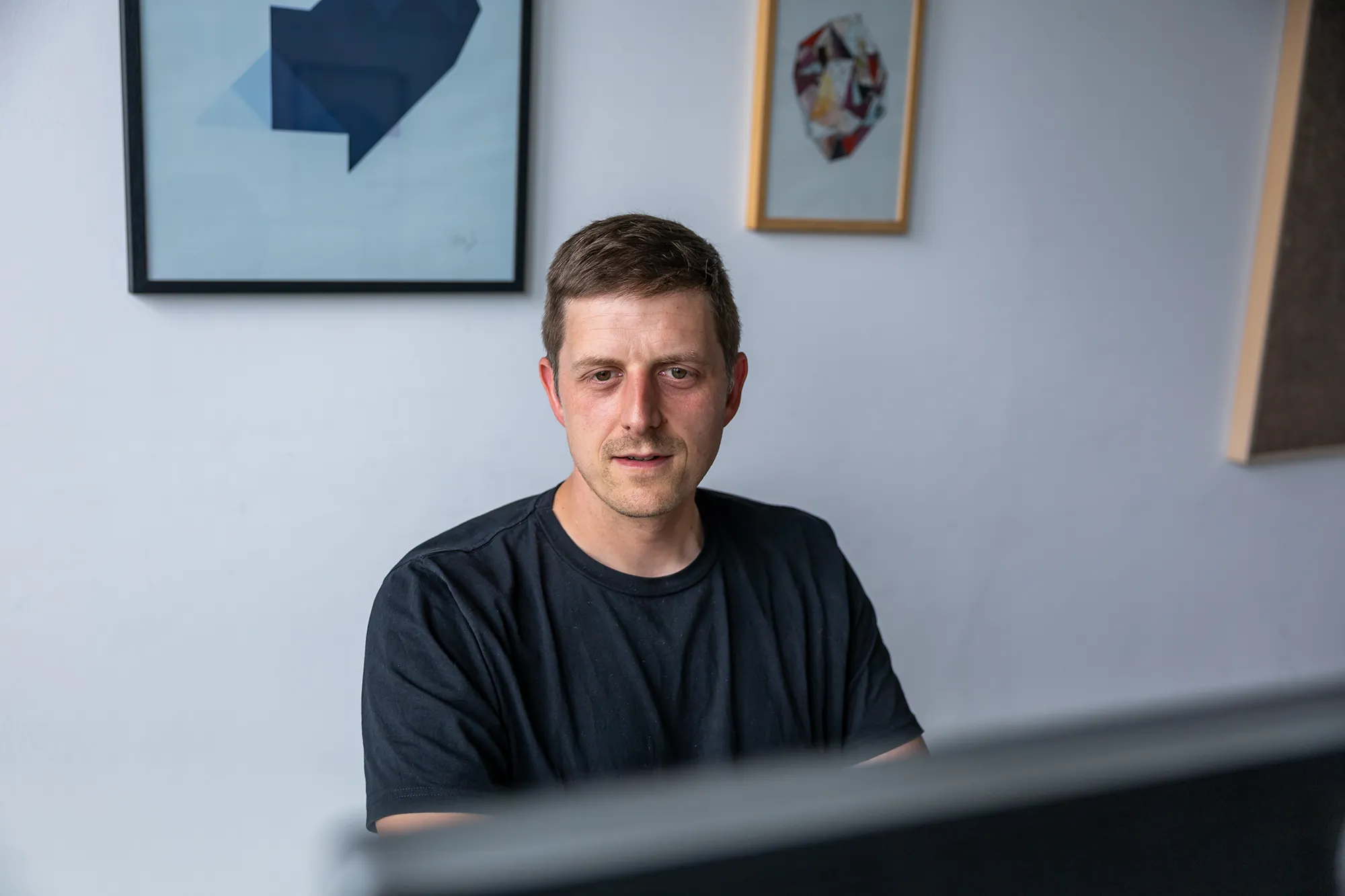 Mitarbeitender sitzt am PC.