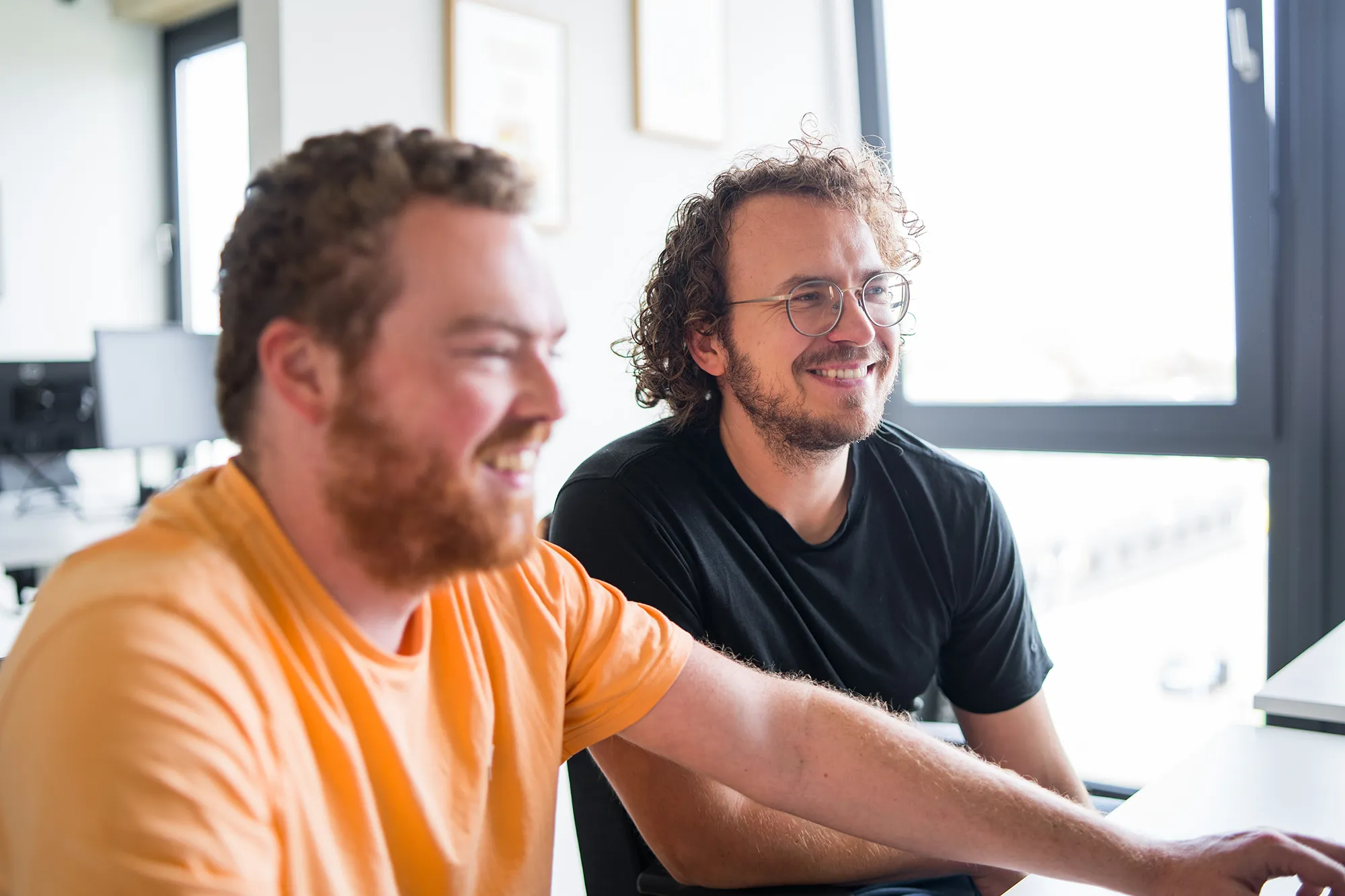 Zwei Mitarbeitende schauen sich First Party Data auf dem Monitor an.