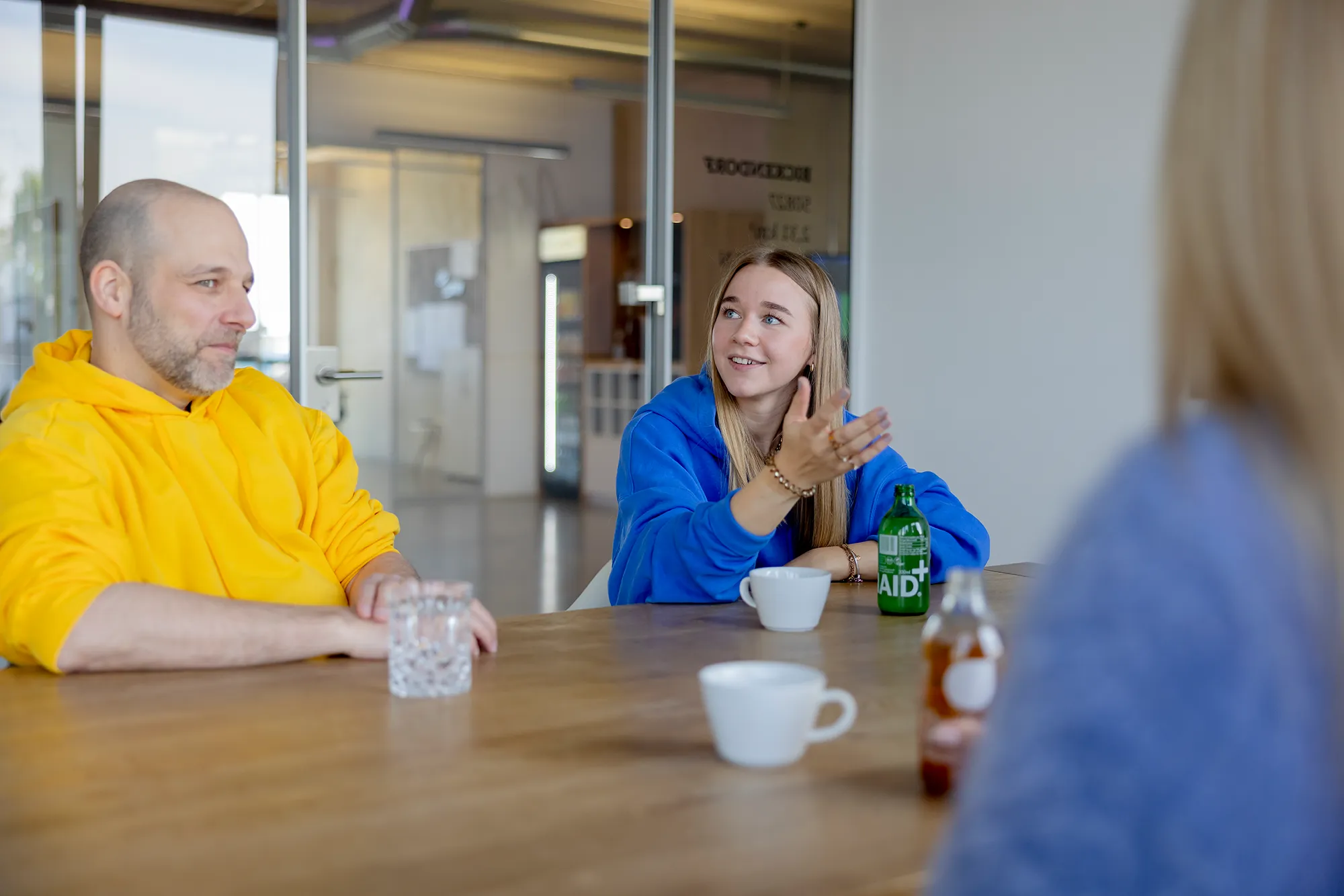 Zwei Kollegen sitzen nebeneinander und besprechen sich.