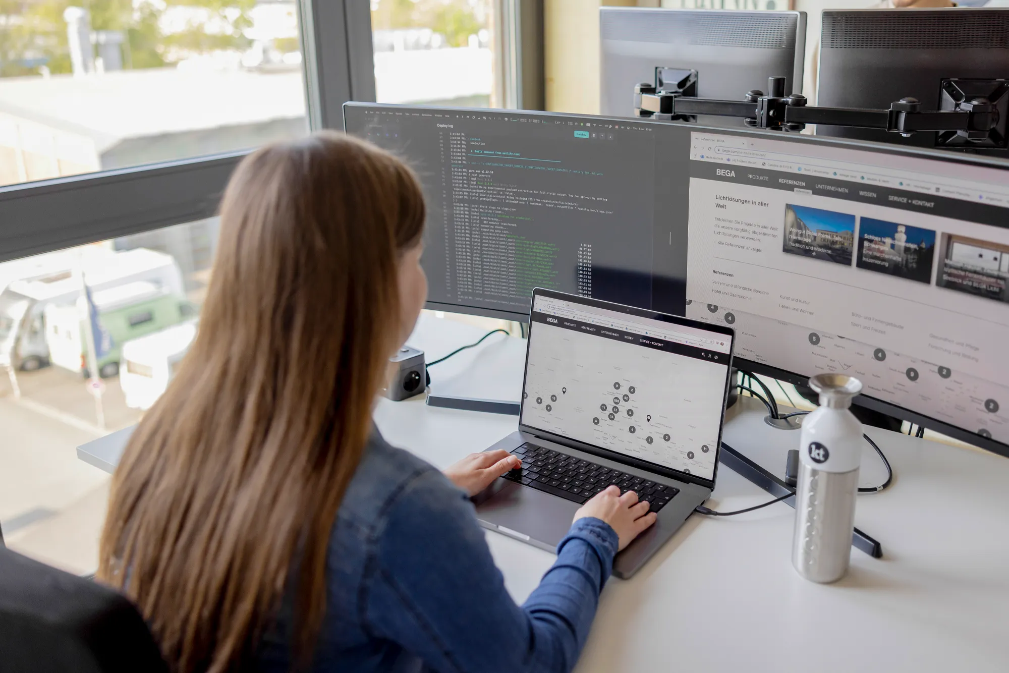 Eine Mitarbeitende arbeitet an einem E-Commerce-Projekt.
