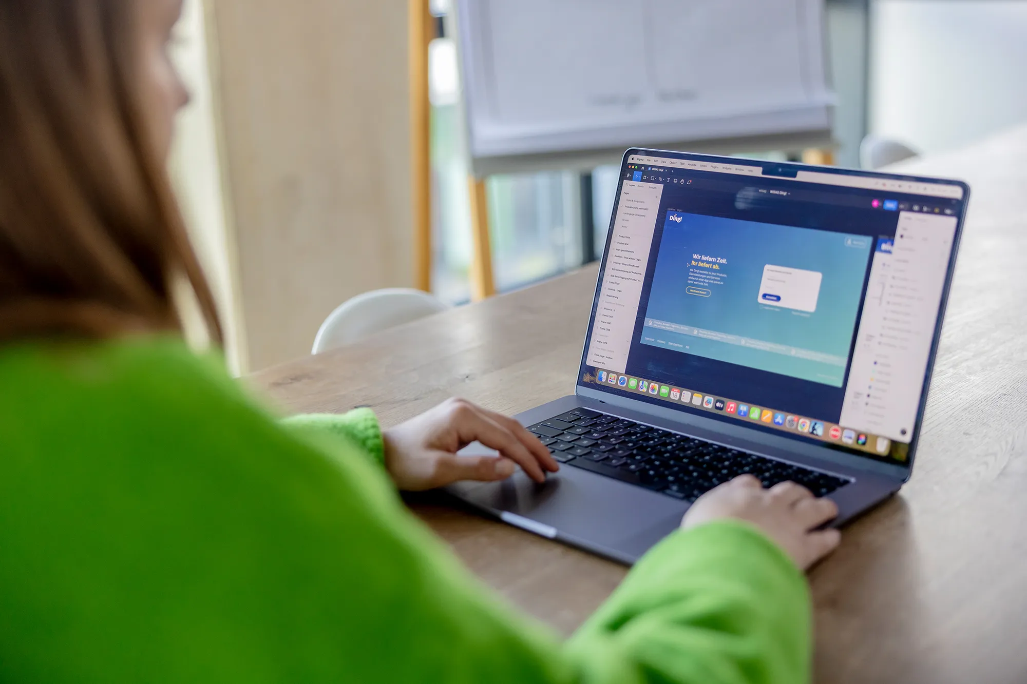 Kundin klickt sich auf PC durch den Kaufprozess eines Online-Shops