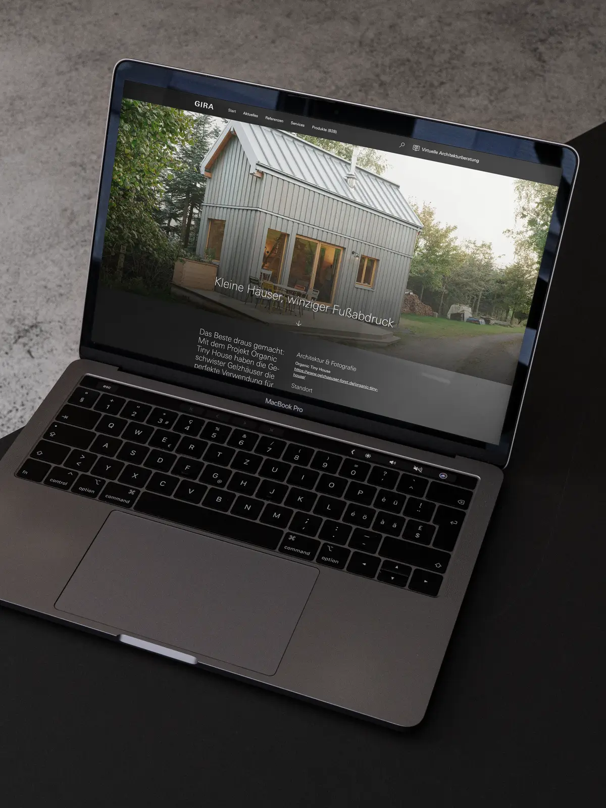 Gira-Website mit Tiny House-Referenz auf MacBook - Hersteller-Referenzkommunikation für Architekten
