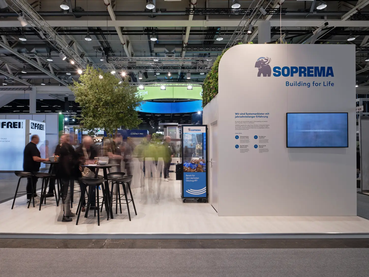 Kompakter Inselstand von Soprema mit Beratungsbereich auf der Swissbau 2026
