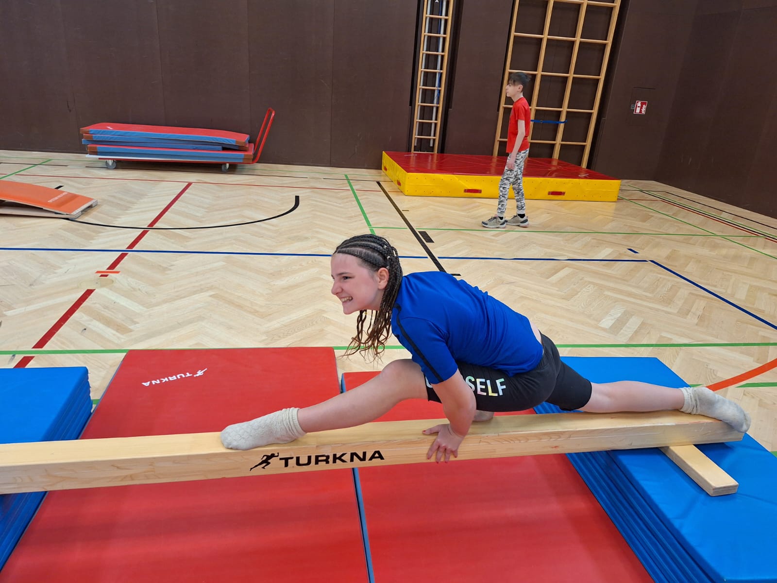 Bewegung macht Spaß – Hopsi Hopper im Turnunterricht