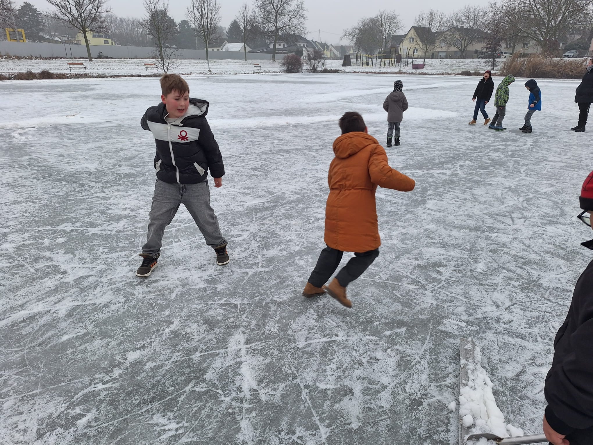 Eislaufen am Stadtteich Zistersdorf – Turnunterricht einmal anders