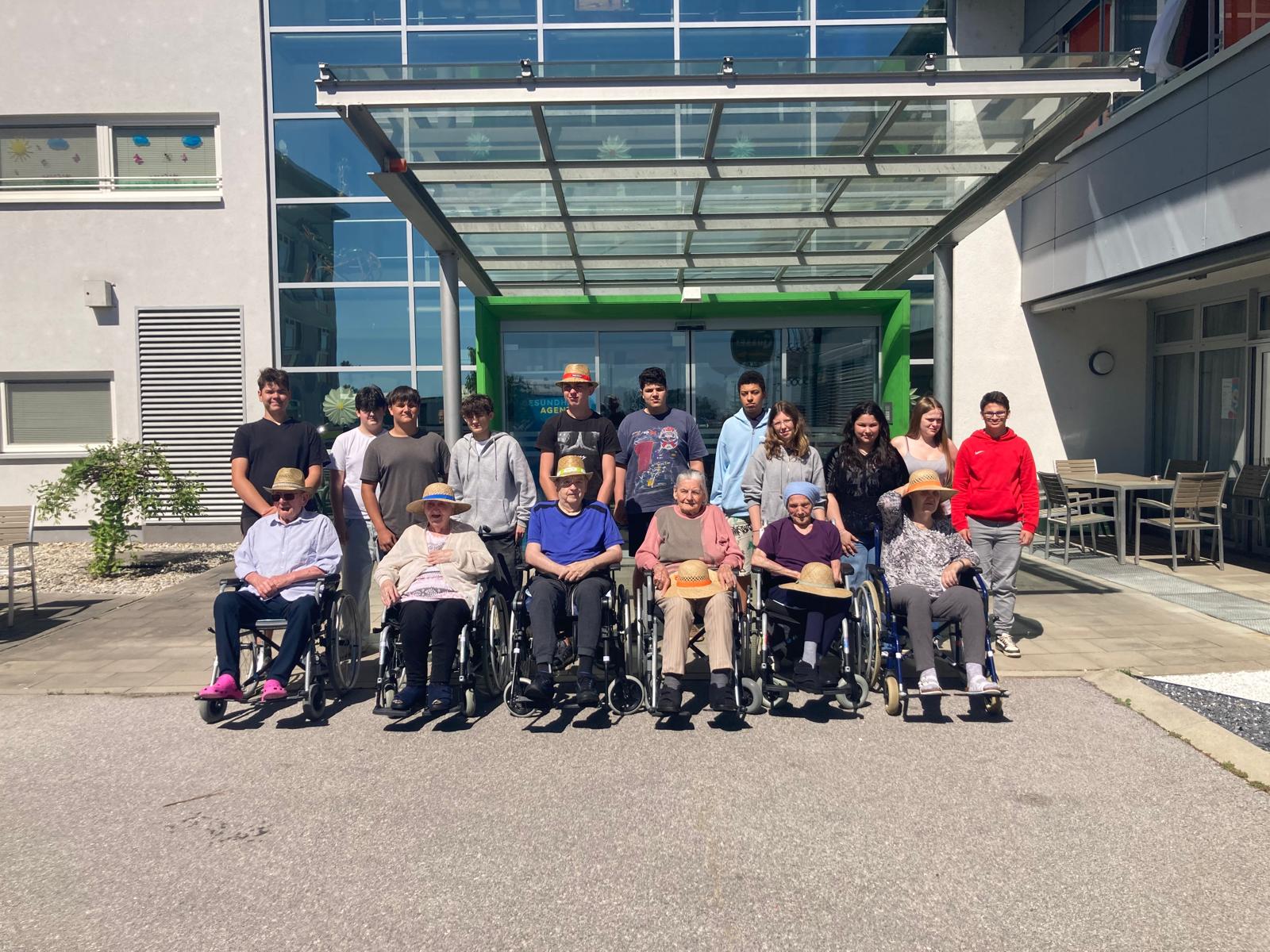 🚶‍♀️🌷 Ausflug der 6. Klasse ins Altersheim 🌷🚶‍♂️