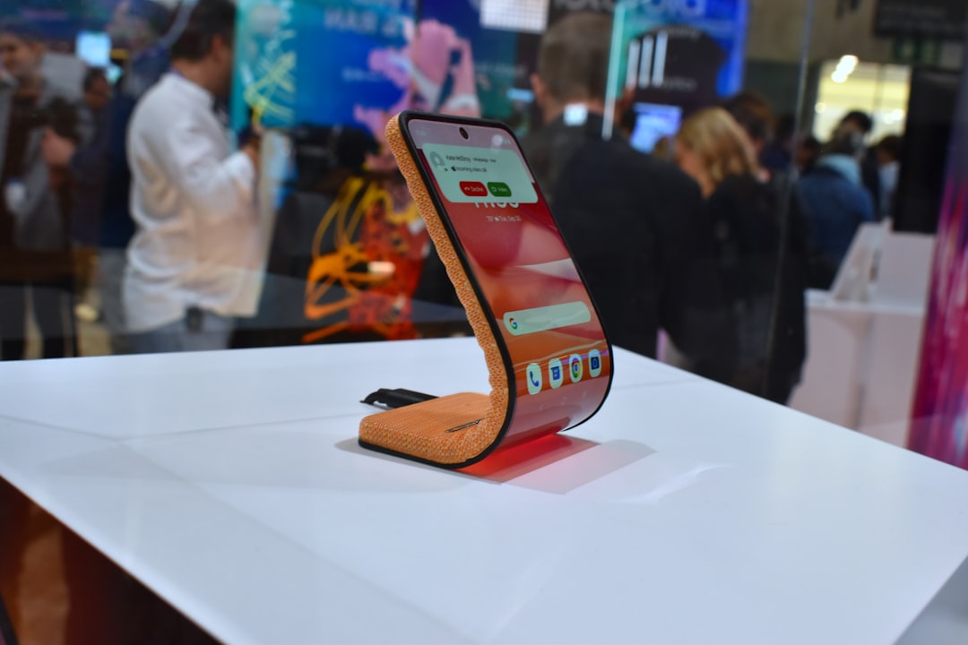 Smartphone mis en avant lors d'un événement, illustrant l'activation utilitaire