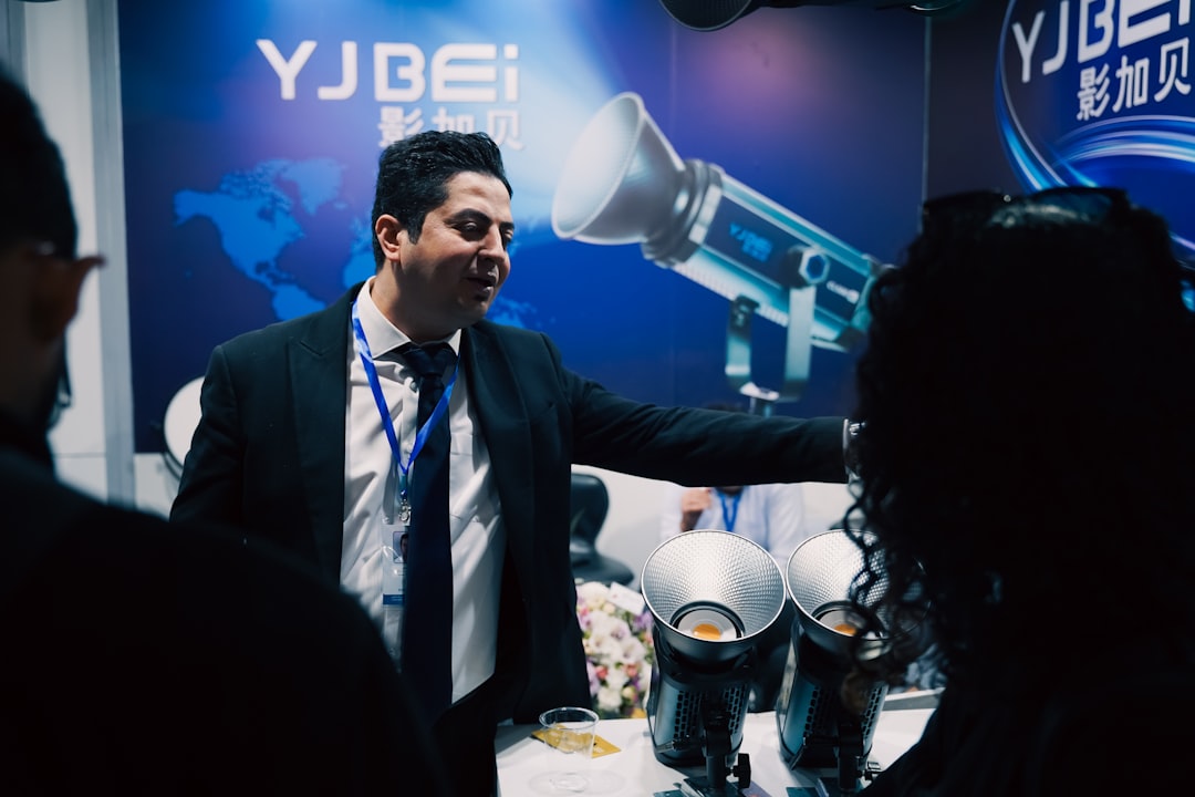 Prise de parole sur un stand lors d'un salon professionnel