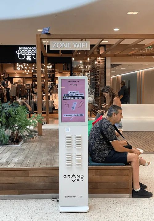 Borne Plug'Heur au centre commercial Grand Var