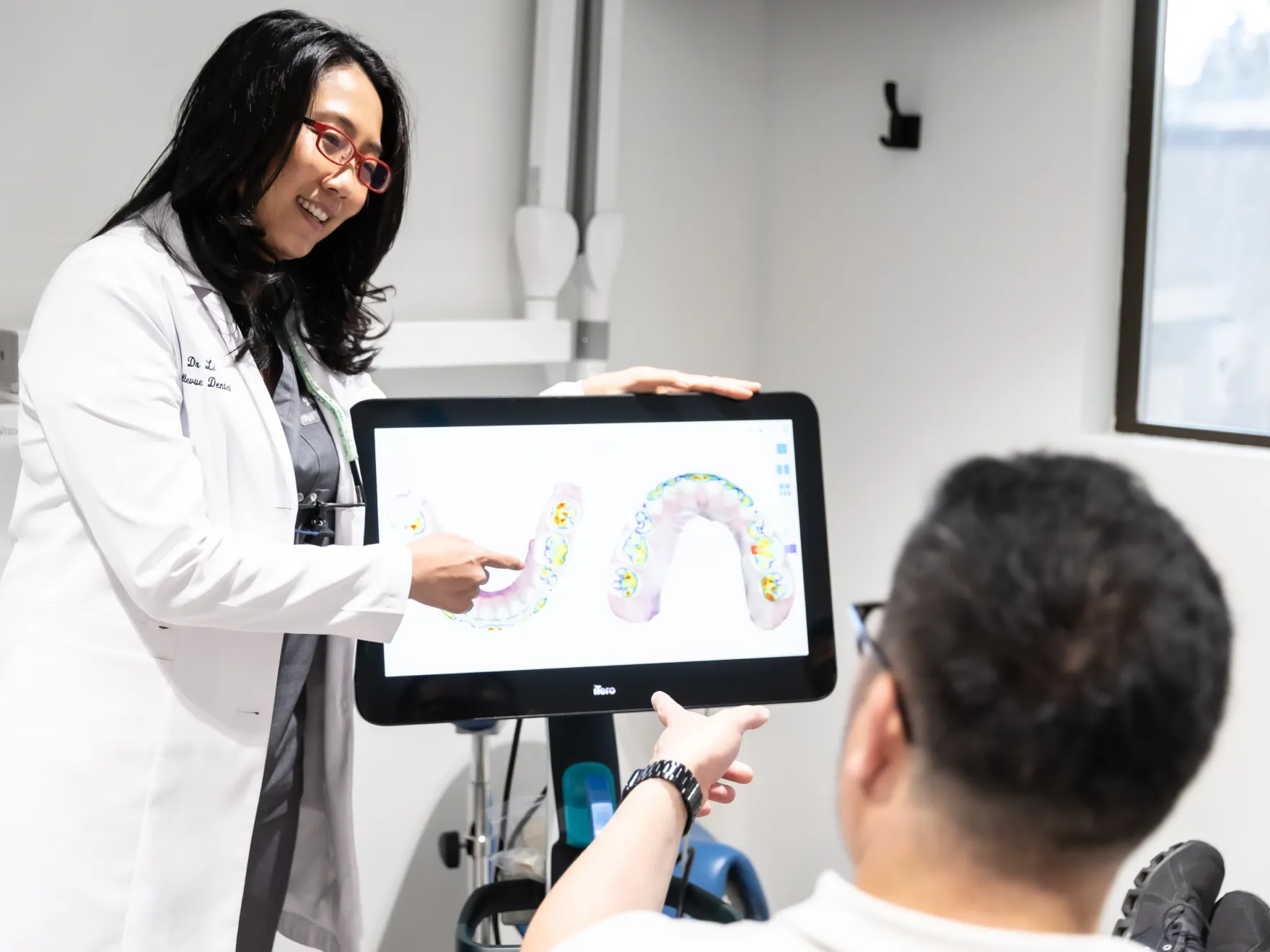 Dentist showing 3d imaging