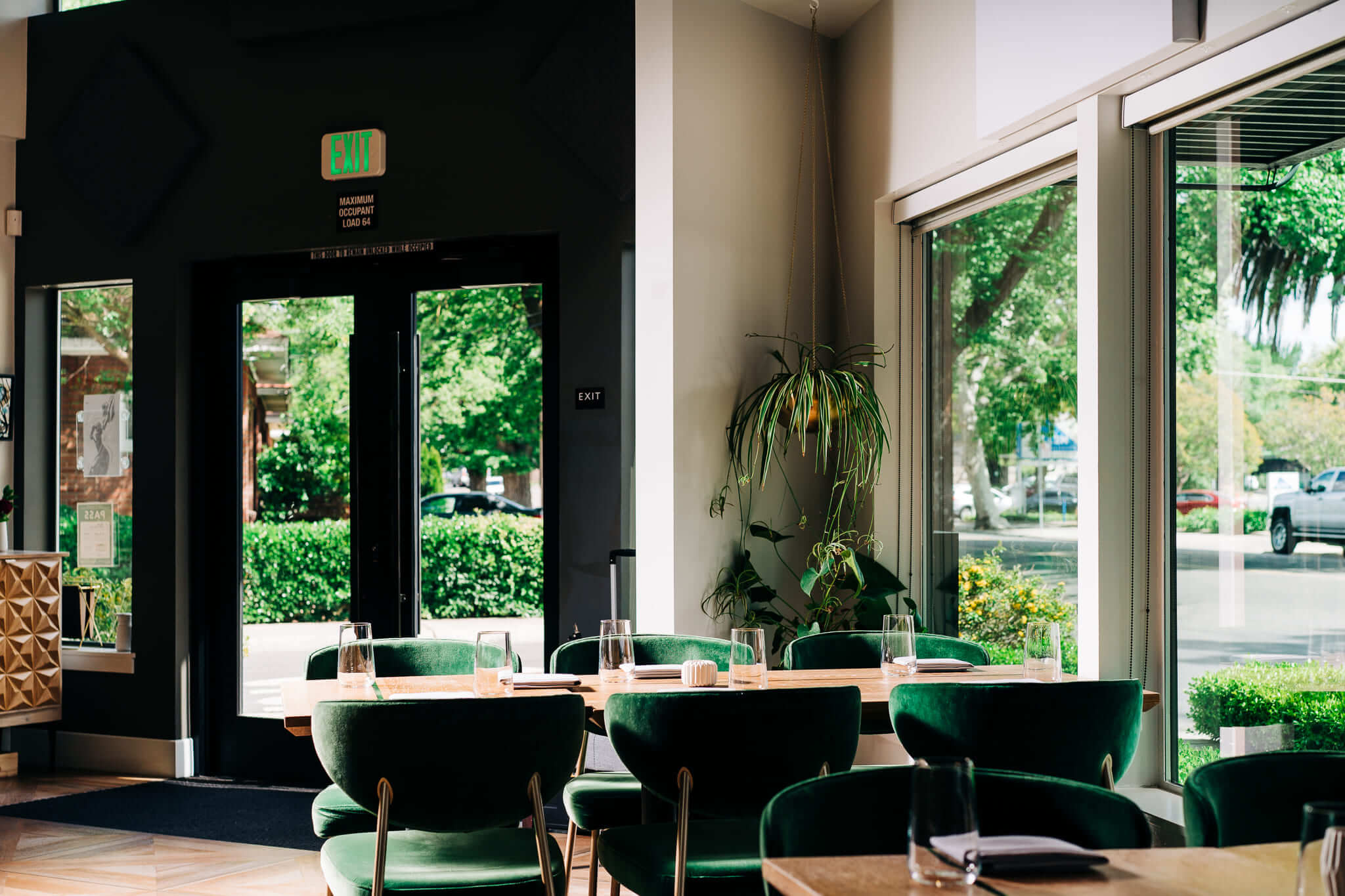 allora-luxurious-restaurant-atmosphere