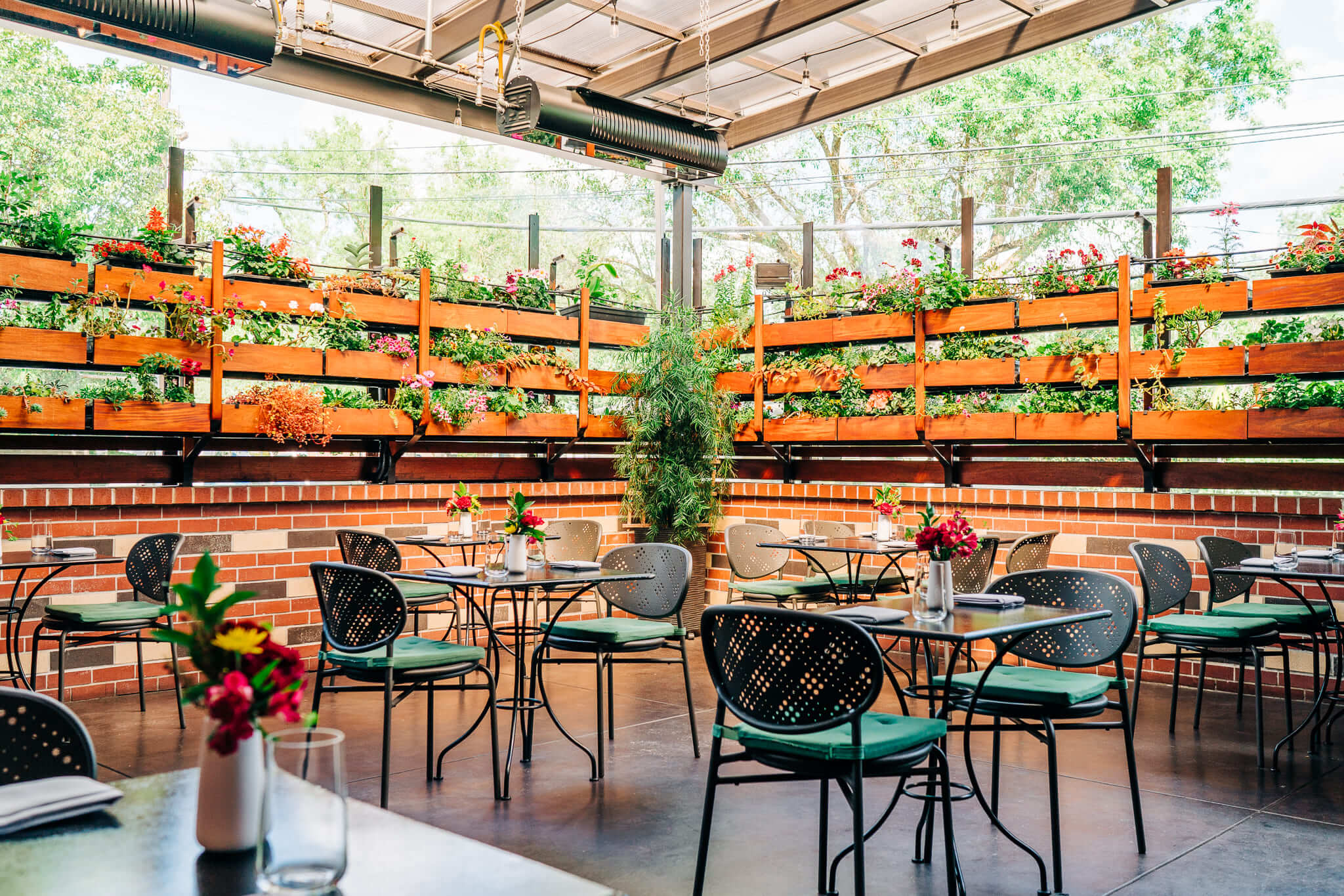 allora-intimate-garden-setting