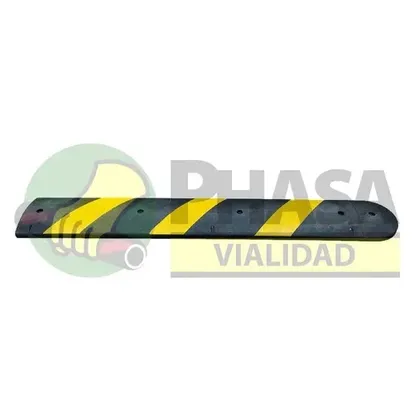 Un reductor de velocidad negro con franjas amarillas, destacando su importancia entre los productos de vialidad para la seguridad.