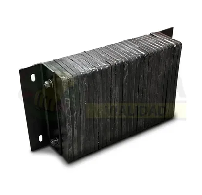 Una pila de topes negros de goma, demostrando productos de vialidad esenciales para proteger andenes y estacionamientos.