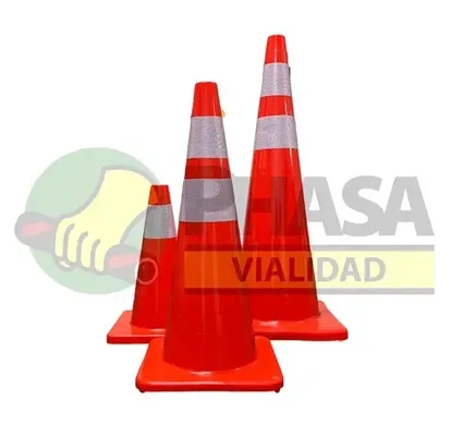 Tres conos de seguridad viales naranjas apilados, representando productos de vialidad básicos para señalización temporal y advertencia.