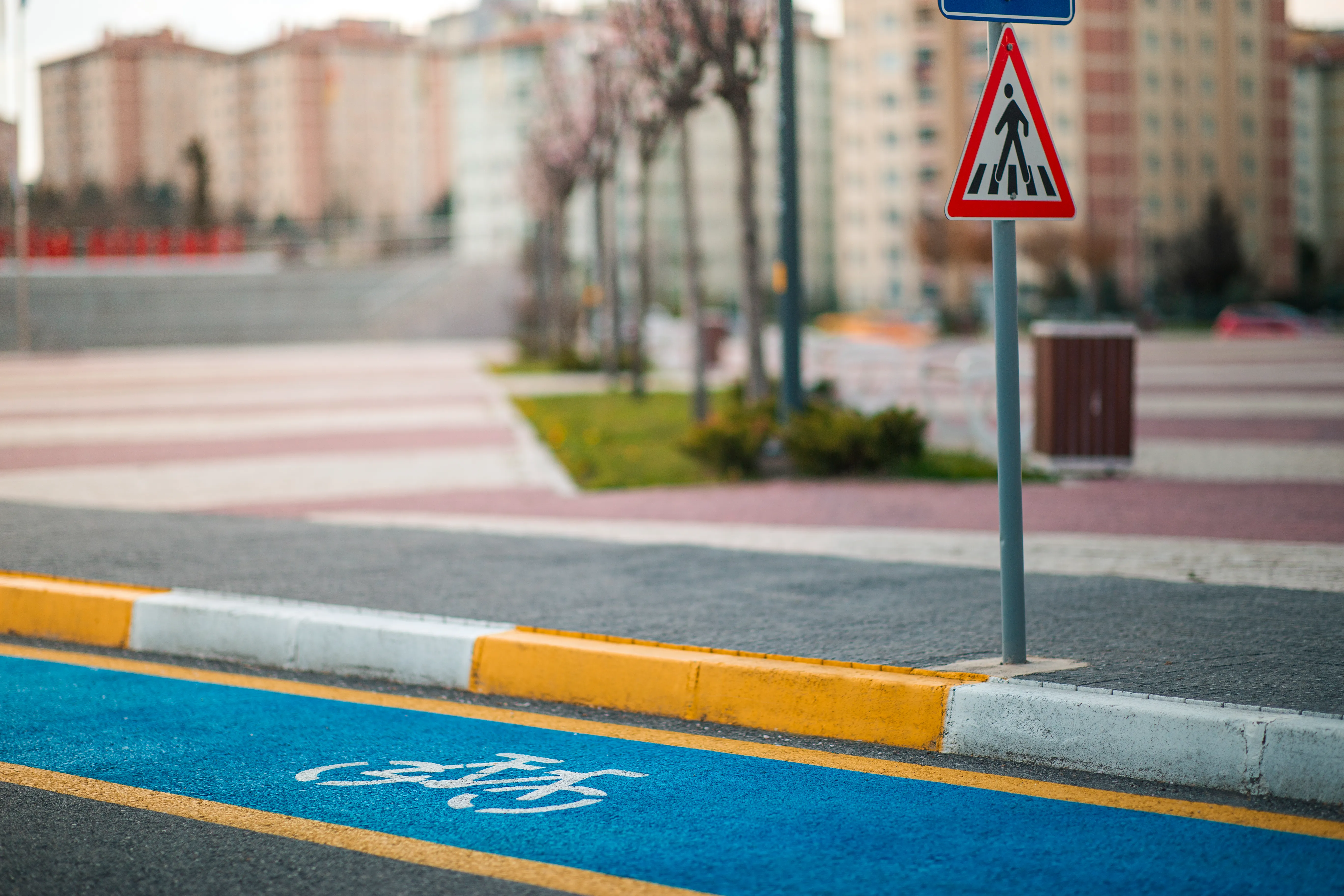 Foto de uno de los tipos de topes viales de Phasa delimitando el tránsito de una ciclovía azul, tope negro con amarillo.