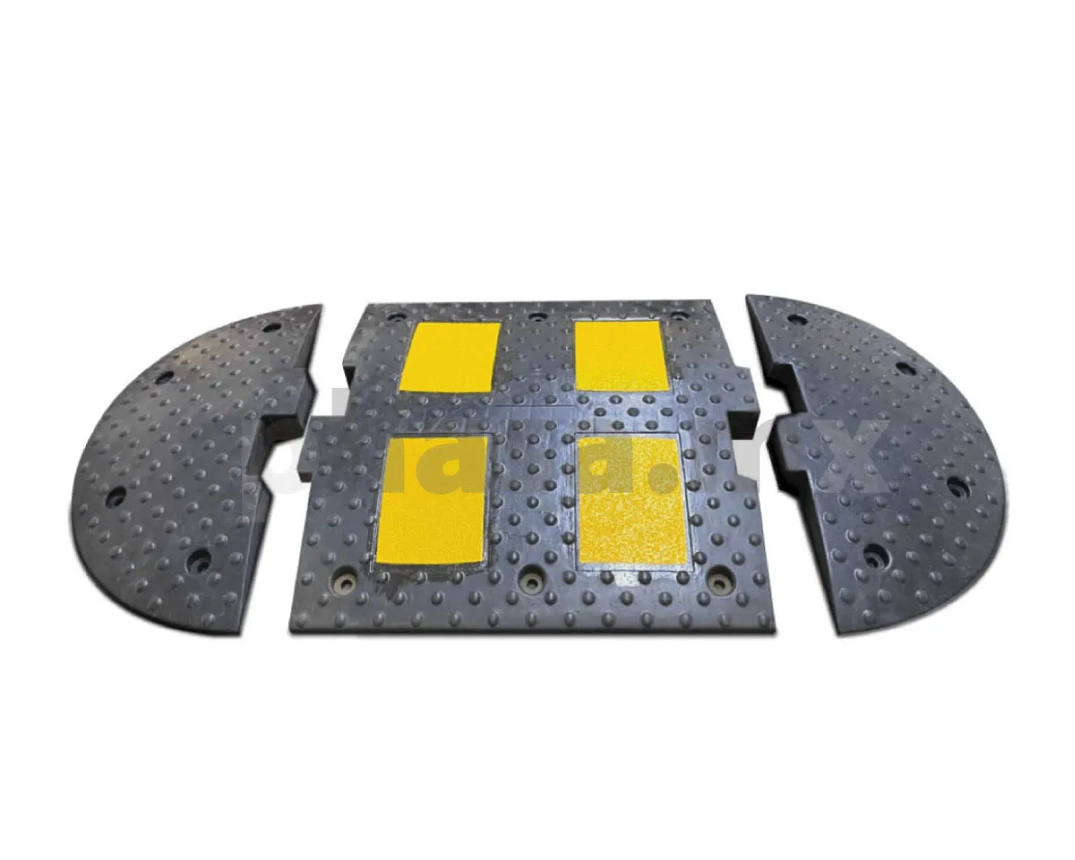 Imagen de reductores de velocidad Traffic Phasa en color nego con reflejante amarillo, ideal en áreas de mayor tránsito.