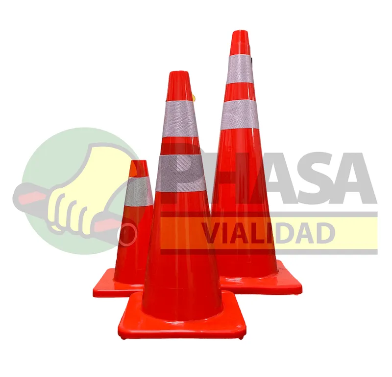 Imagen de tres conos de seguridad de tránsito en color naranja con cintas reflectantes en la punta