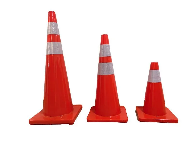 Imagen de Tres conos de seguridad de color naranja con cinta reflejante que ofrece Phasa como medida de seguridad vial