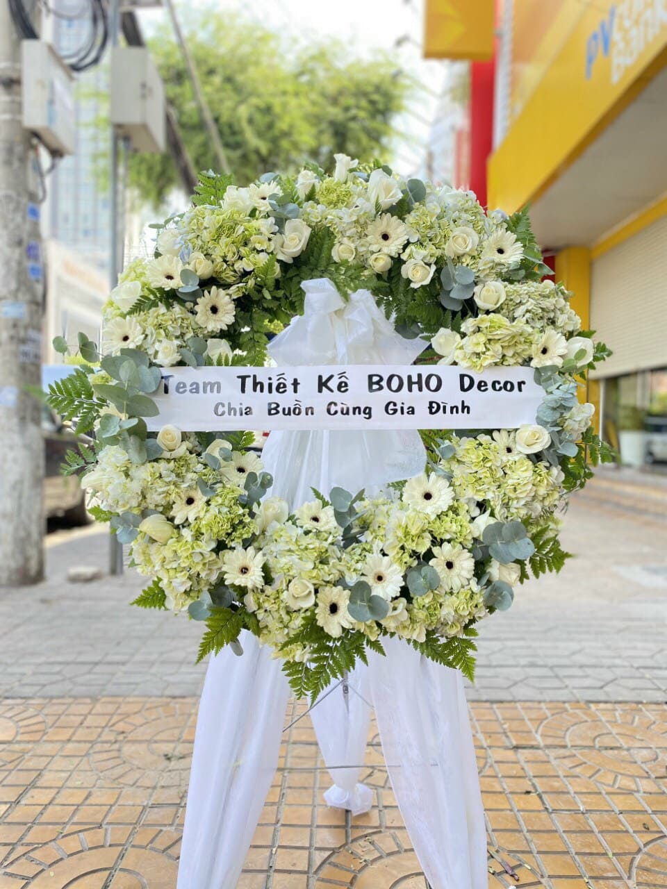 đặt hoa viếng đám tang