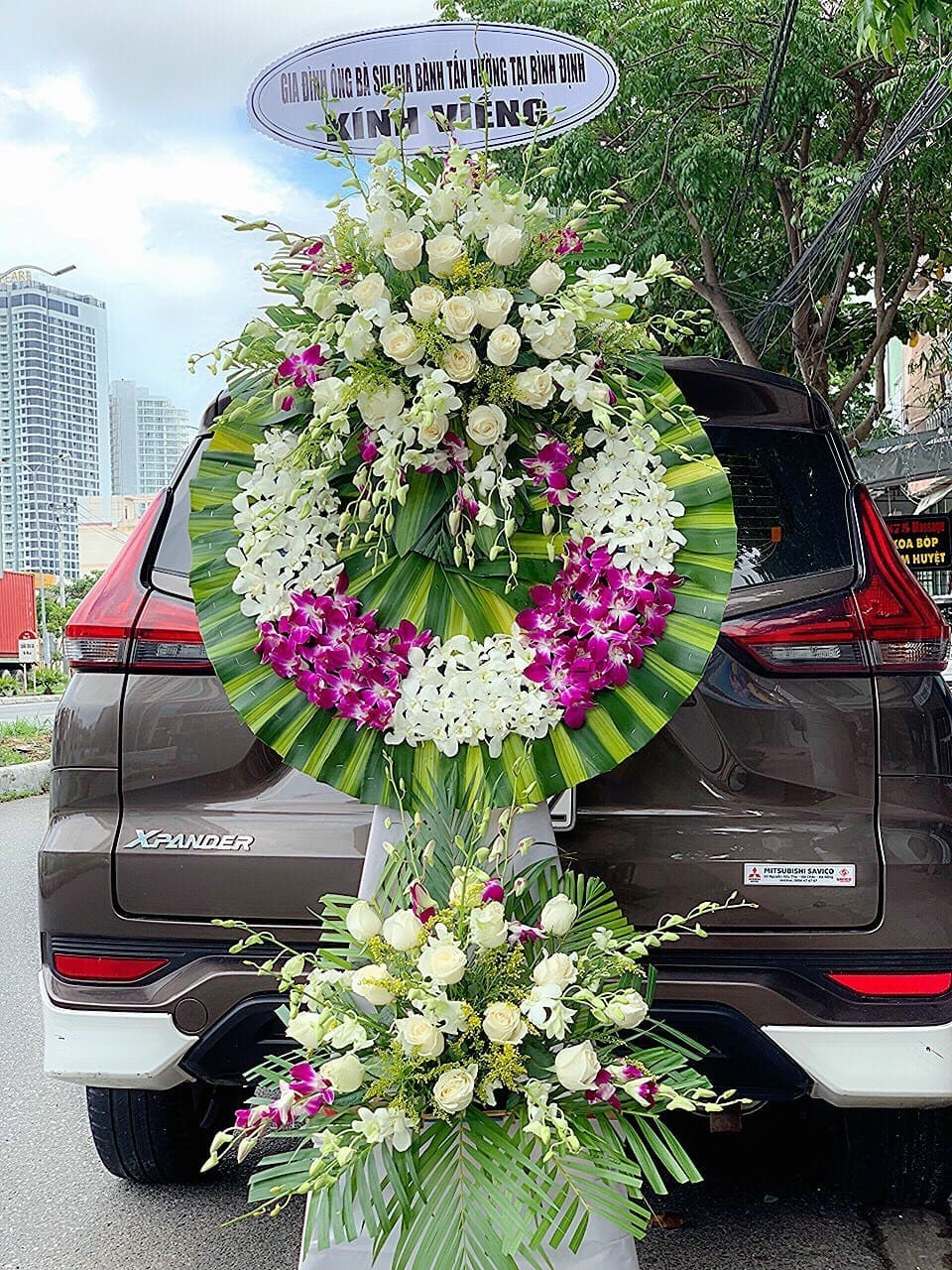 đặt hoa viếng đám tang