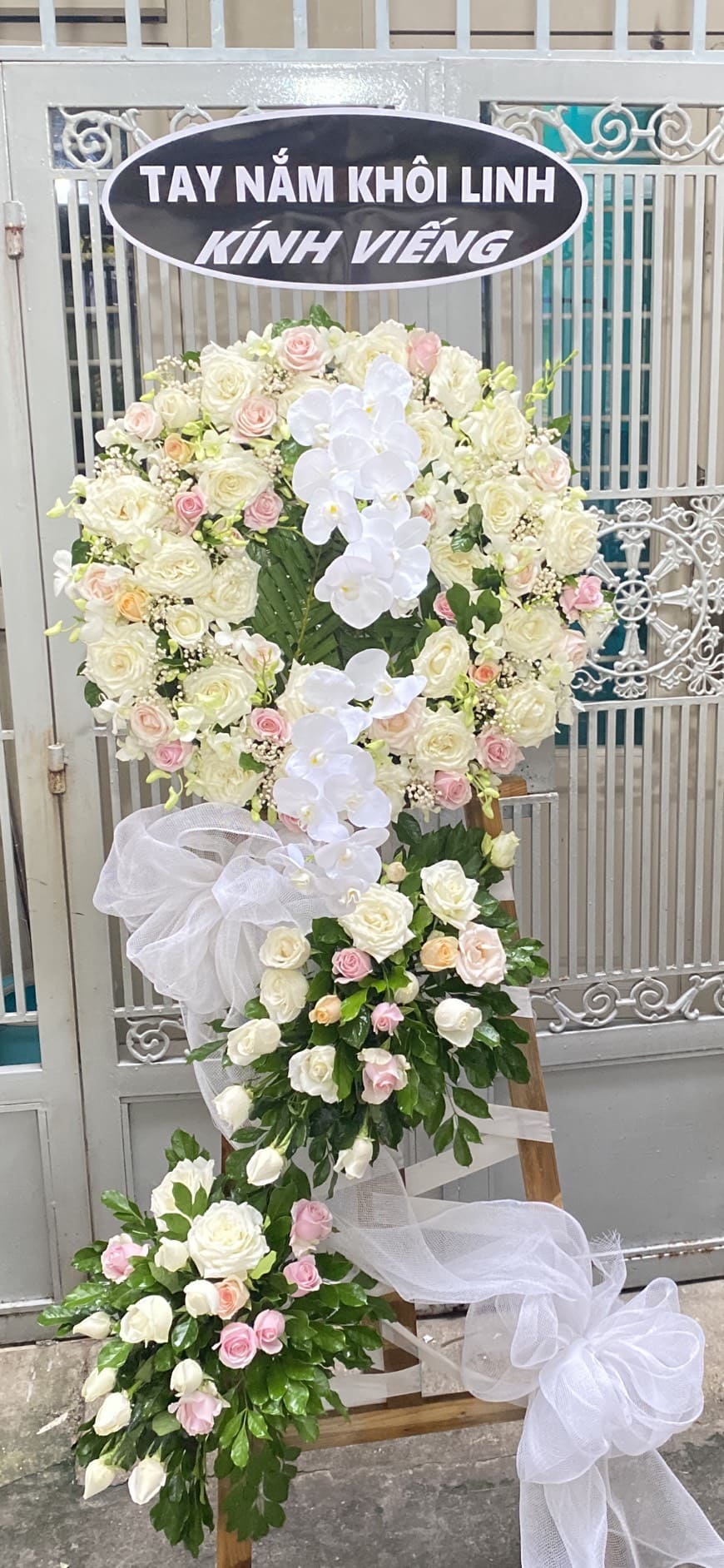 đặt hoa viếng đám tang